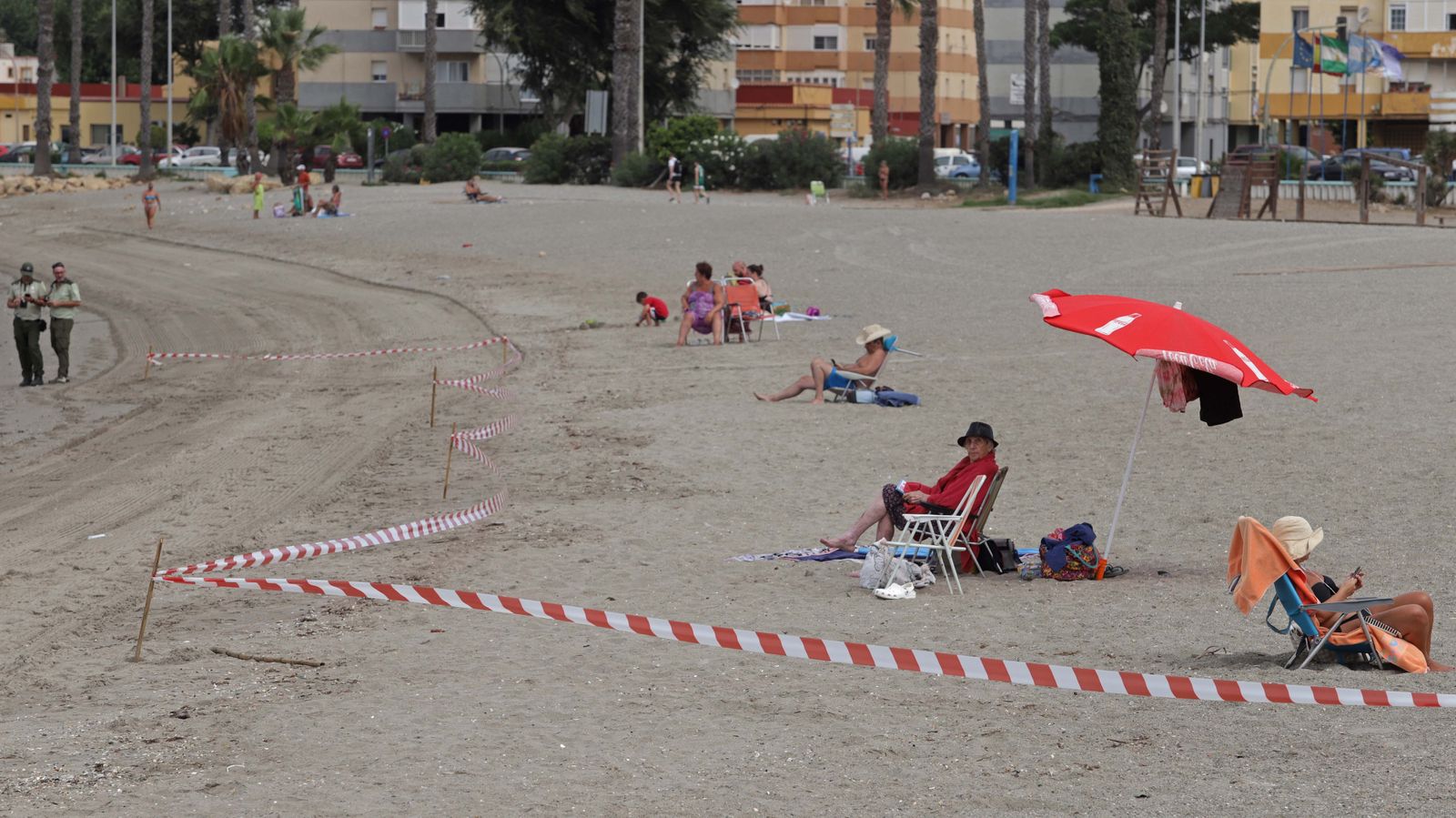 Fotos del buque hundido en Gibraltar y vertido en la playa de Poniente de La Línea
