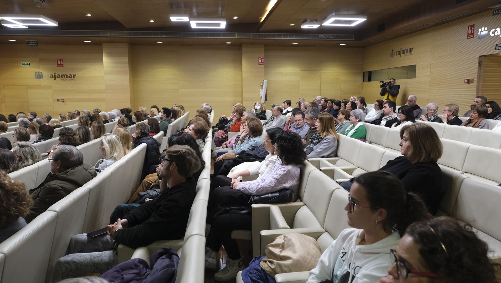Imágenes del Diario de los Libros con la escritora ganadora del Premio Planeta 2022, Luz Gabás