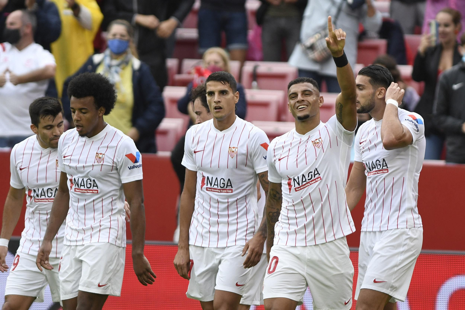 Koundé, junto a Diego Carlos, otro del club centenario, tras el 1-0 de éste a Osasuna.