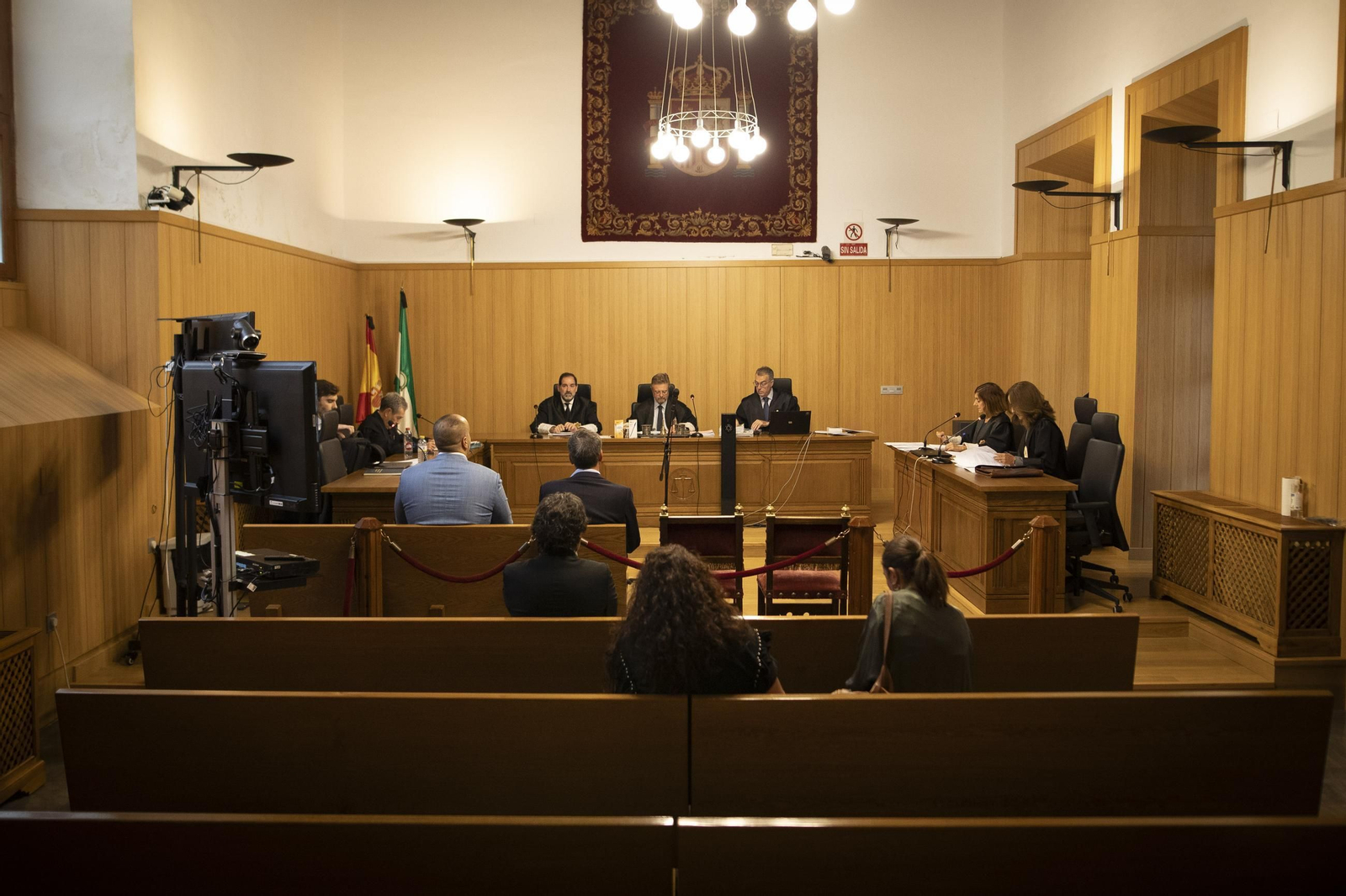 Un momento del inicio de la primera sesión del juicio. Un momento del inicio de la primera sesión del juicio.