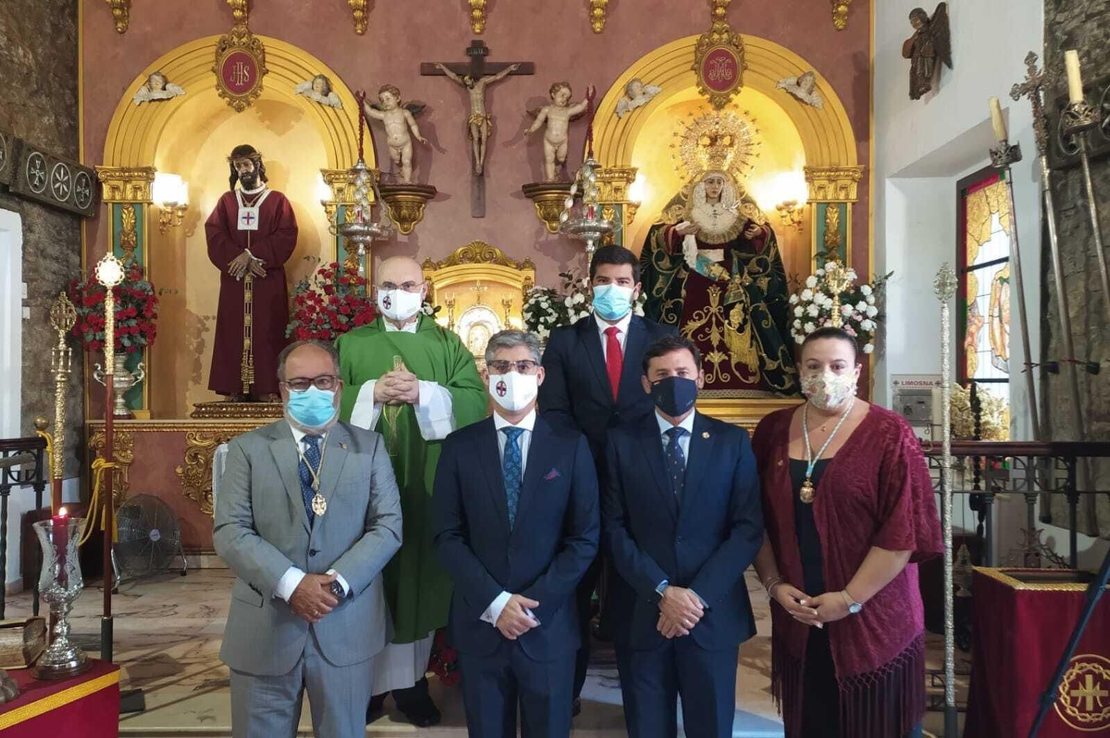 El nuevo hermano mayor, con las autoridades.