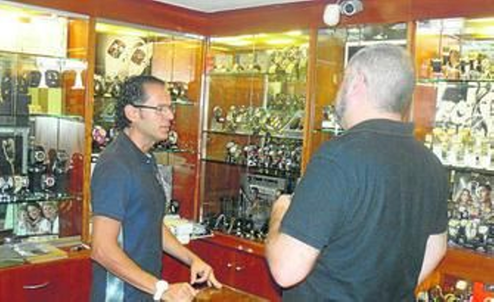 1. Fernando, de la joyería Canaima, atiende a un hombre que acude a su tienda en busca de joyas masculinas. 2. Esta dependienta coloca delicadamente un collar que puede ser usado tanto por hombres como por mujeres. 3. Uno de los anillos más elegidos por los hombres es este, de la marca Armand Basi 4. Una pulsera para los hombres, en este caso de cuero. 5. En la imagen, una de las pulseras más perseguidas, la del delantero del Real Madrid, Cristiano Ronaldo.