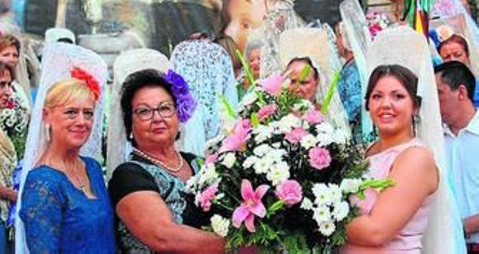 Grupo de Mantillas entregando la ofrenda a la Virgen.