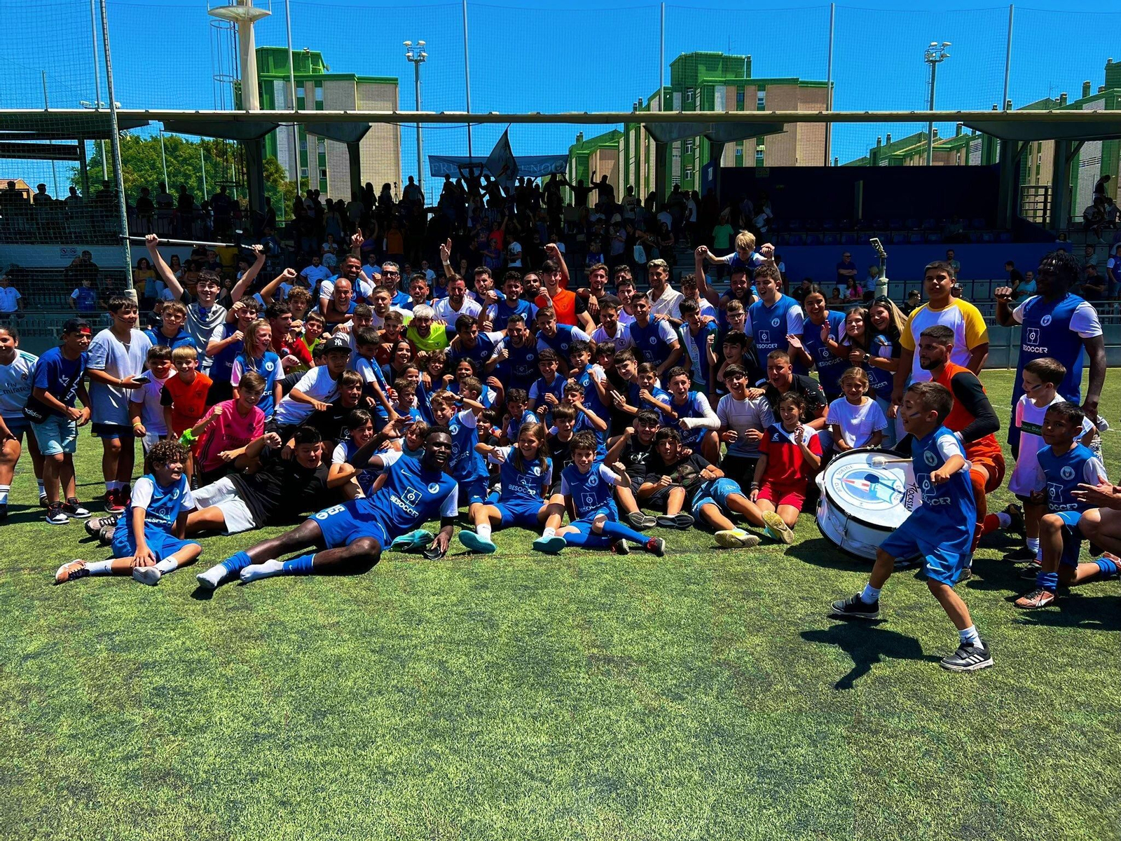 Los jugadores de El Palo celebrando el paso a la final del play off de ascenso a Segunda RFEF.