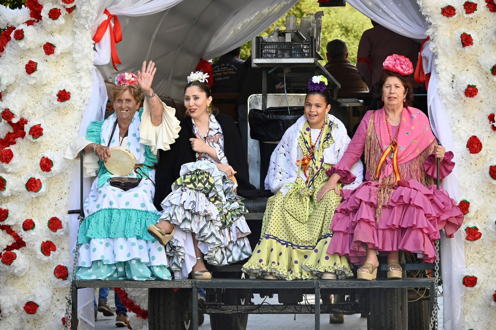 Imágenes de los peregrinos de la Hermandad de Emigrantes en su salida por las calles de Huelva