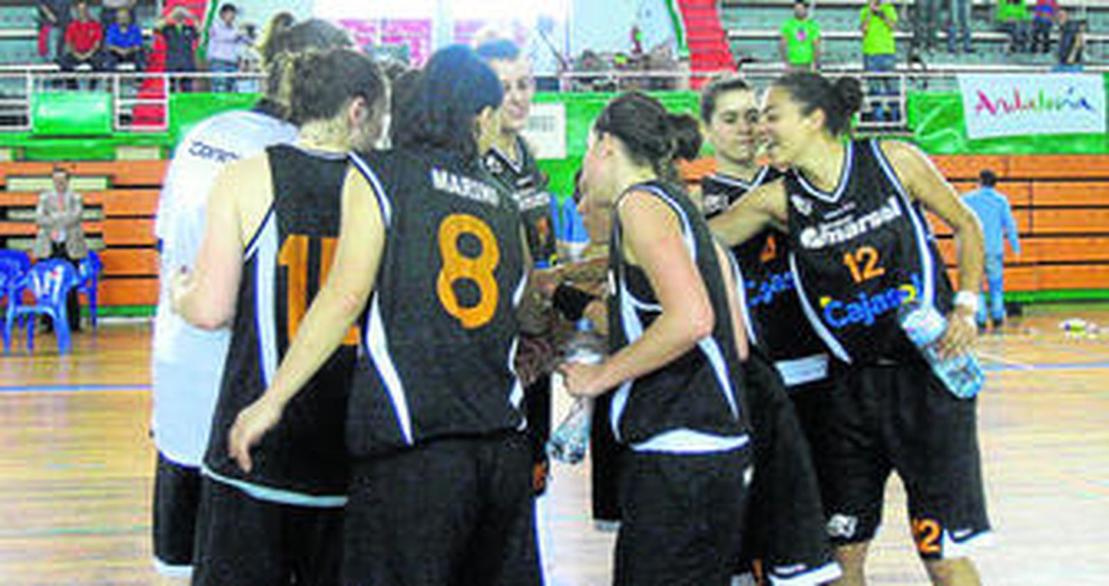 Las jugadoras del Conquero, en el partido frente al Chajeba que lograron la permanencia.