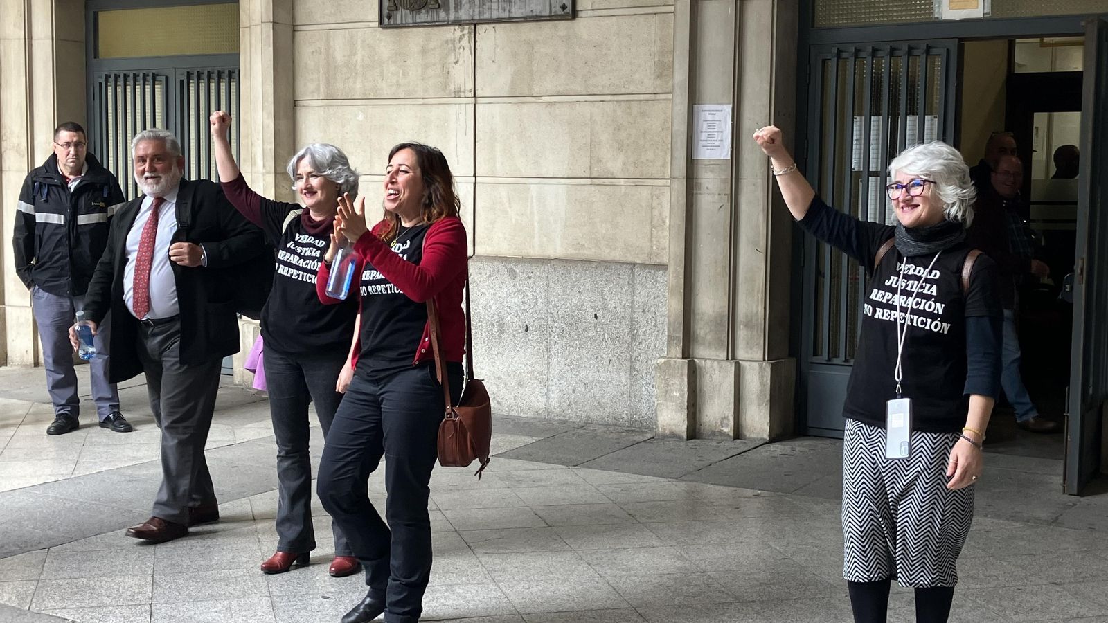 Cristina Honorato (centro), Paqui Maqueda (derecha) y su gemela (izquierda), a la salida de los juzgados.