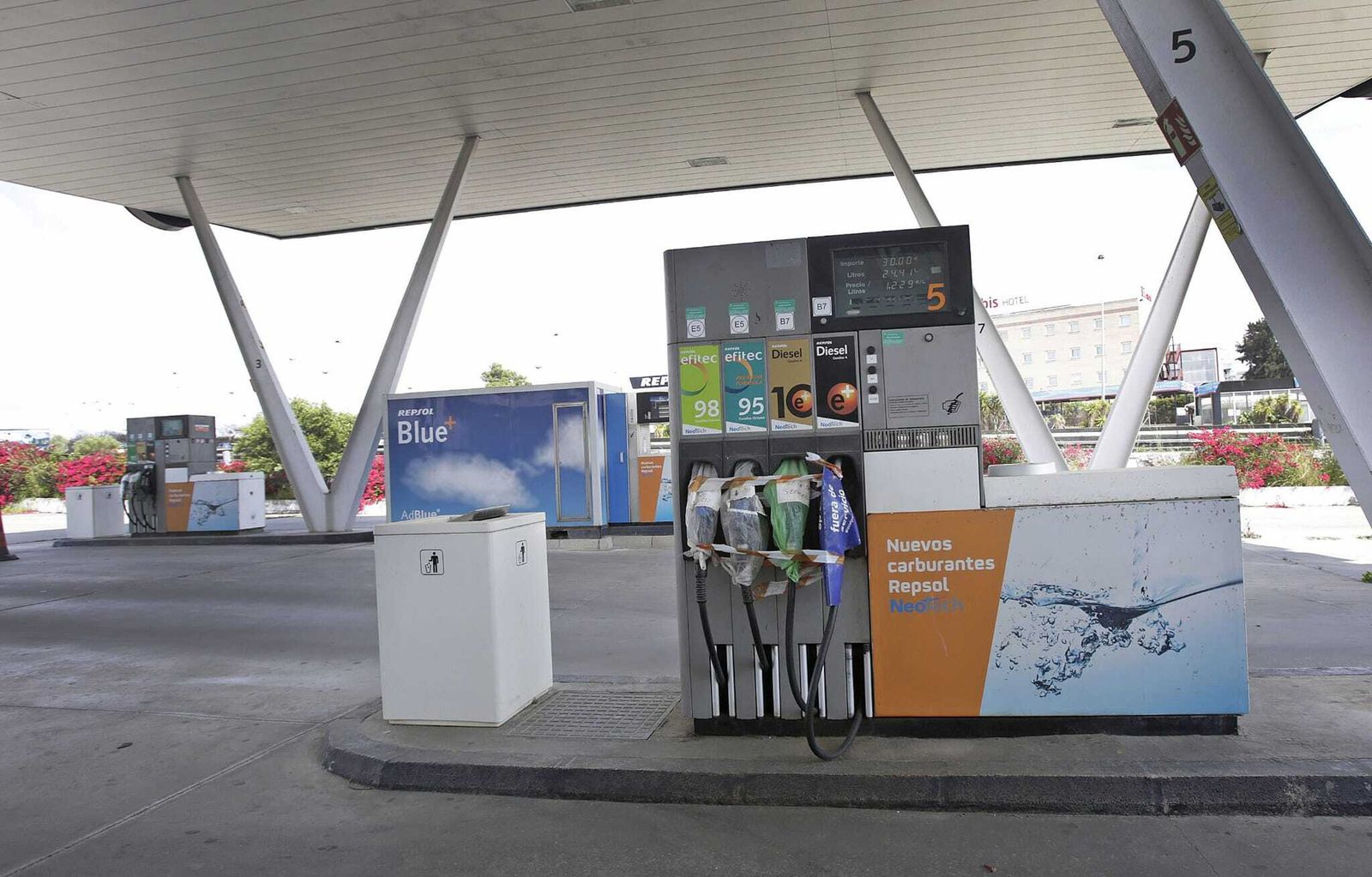 Gasolinera con los surtidores precintados.