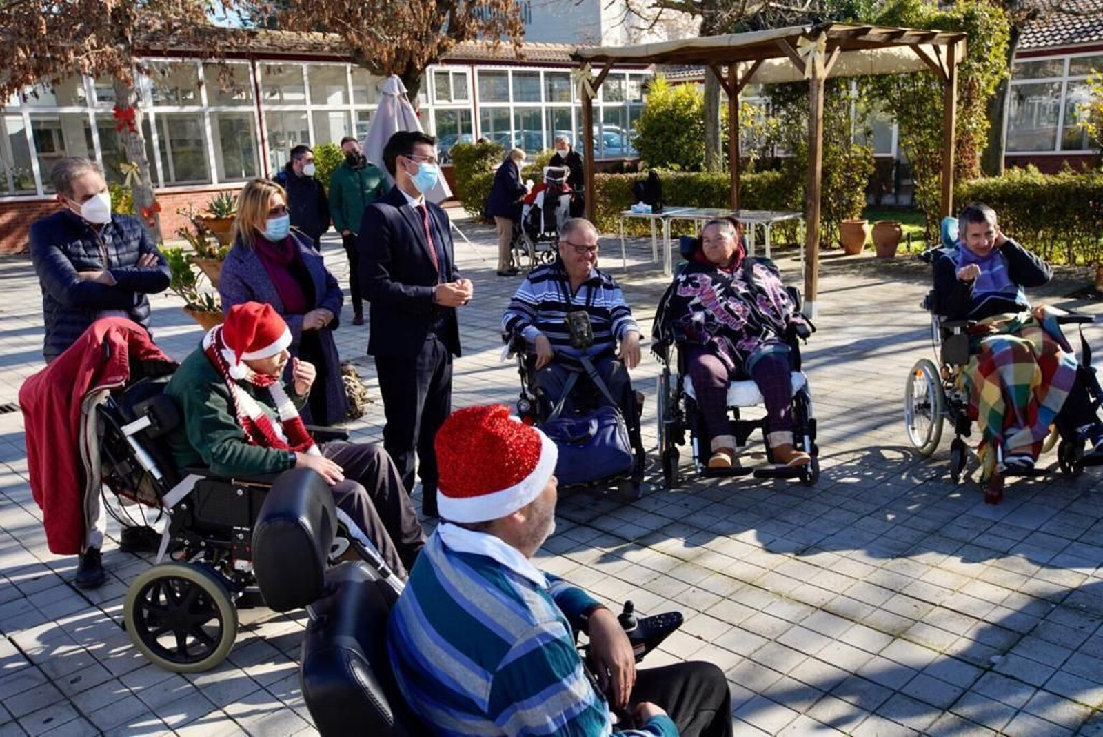 Visita a las instalaciones de Vitalia Home en Granada del alcalde Francisco Cuenca.