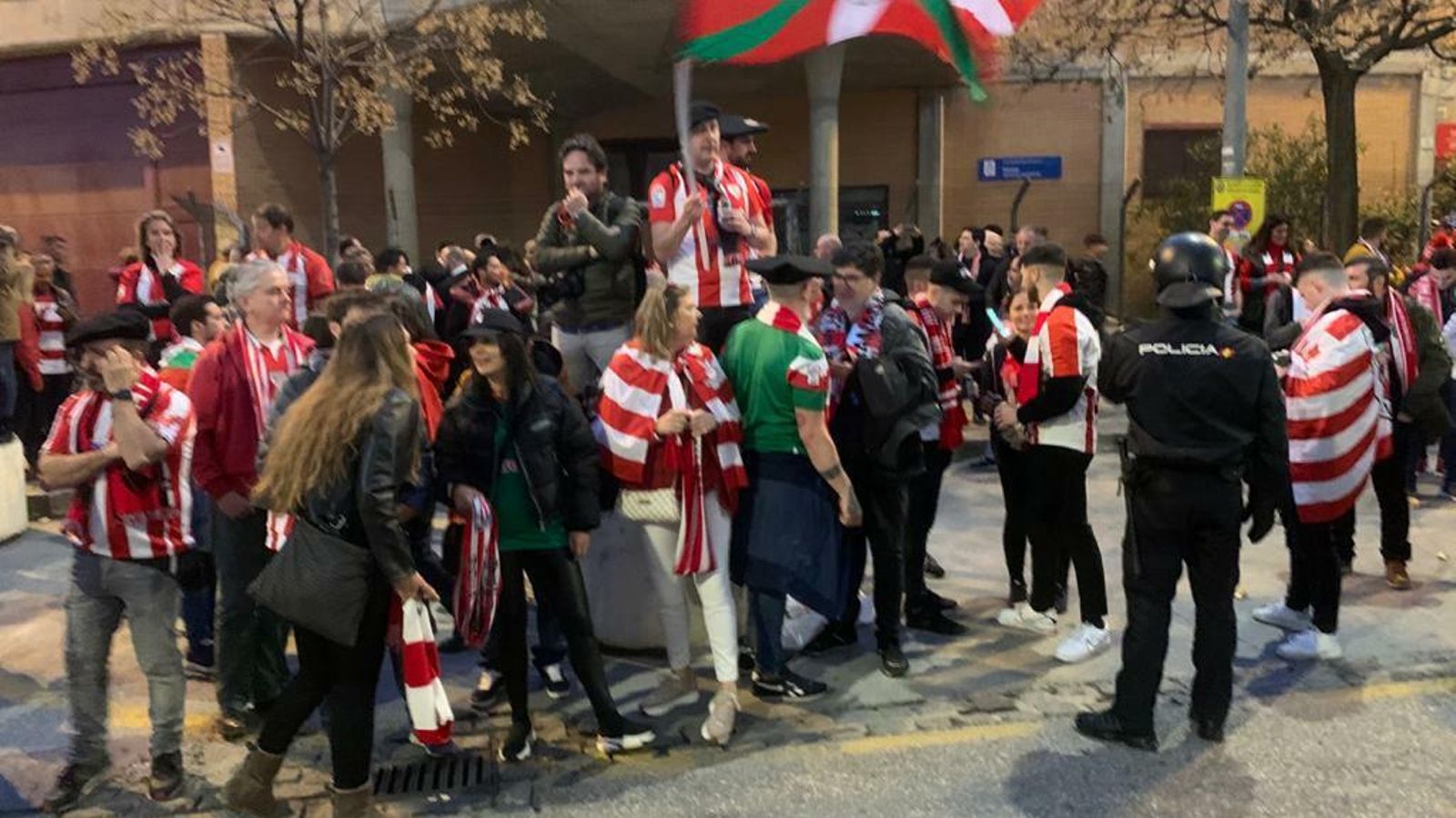 Aficionados del Athletic aguardan la llegada del conjunto bilbaíno.