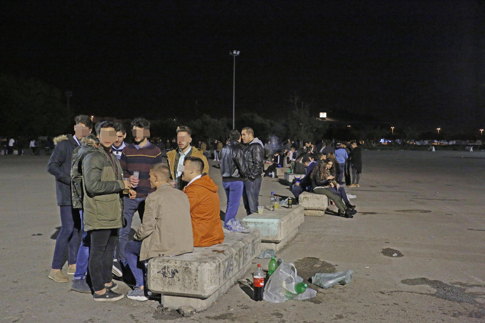 Un grupo de jóvenes, en el botellódromo de la ciudad meses atrás.
