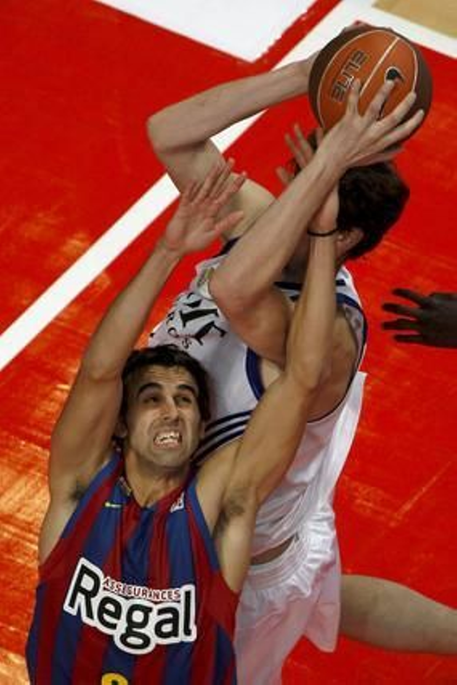 El Barcelona vence en la final de la Copa del Rey ante el Real Madrid por segundo año consecutivo  (68-60). / EFE