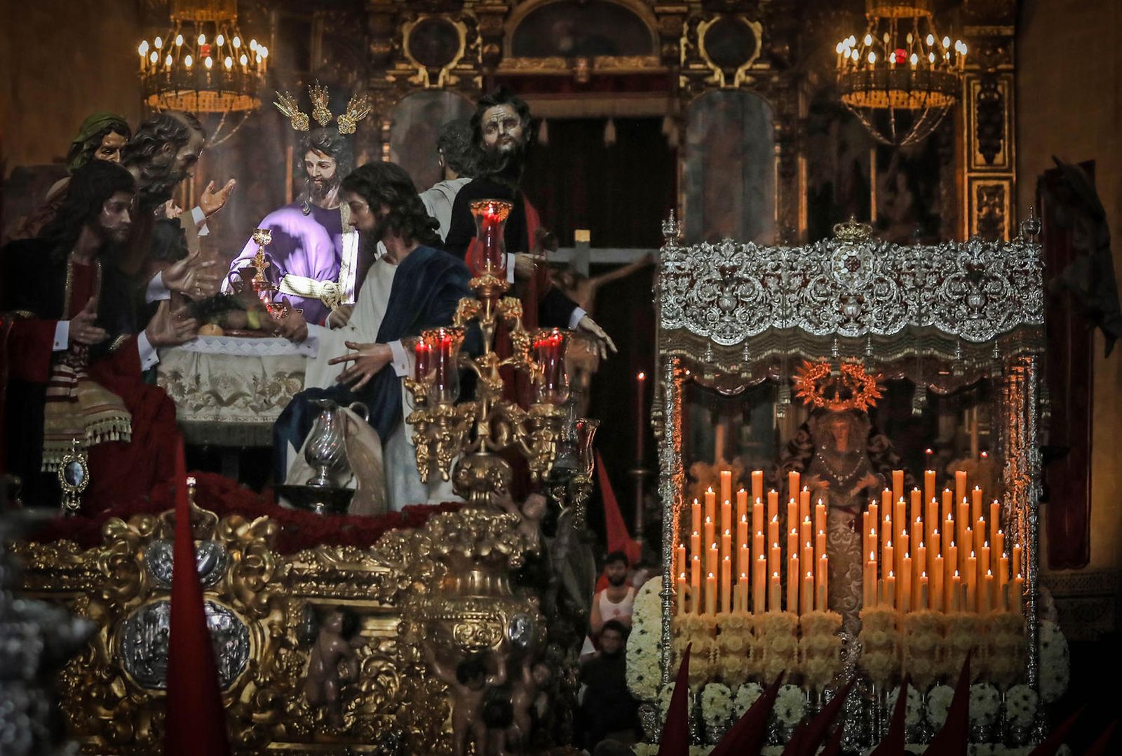 El paso de misterio de la Sagrada Cena en la iglesia de San Marcos segundos antes de salir a la calles de la ciudad.