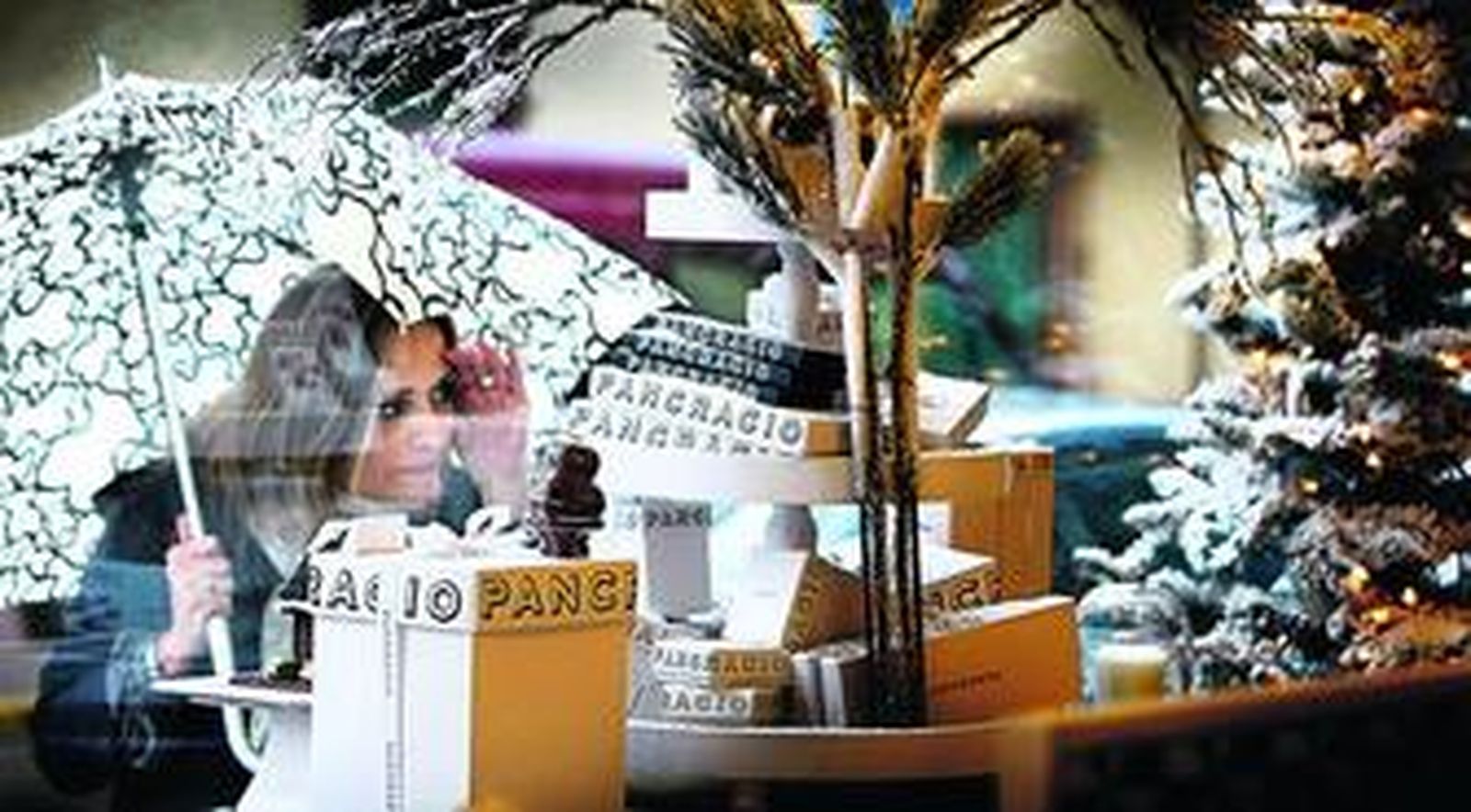 Una cliente observa, a través del escaparate, los sugerentes productos que Pancracio ofrece en su tienda de García Escámez.