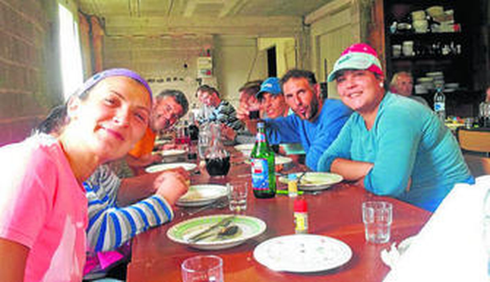 Un grupo de jornaleros posa tras el almuerzo.