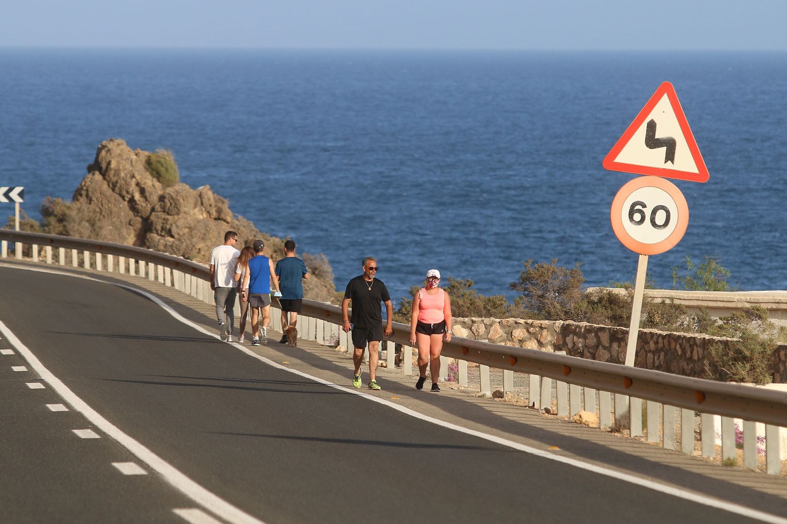 Las imágenes de la gente paseando en la carretera cortada de El Cañarete