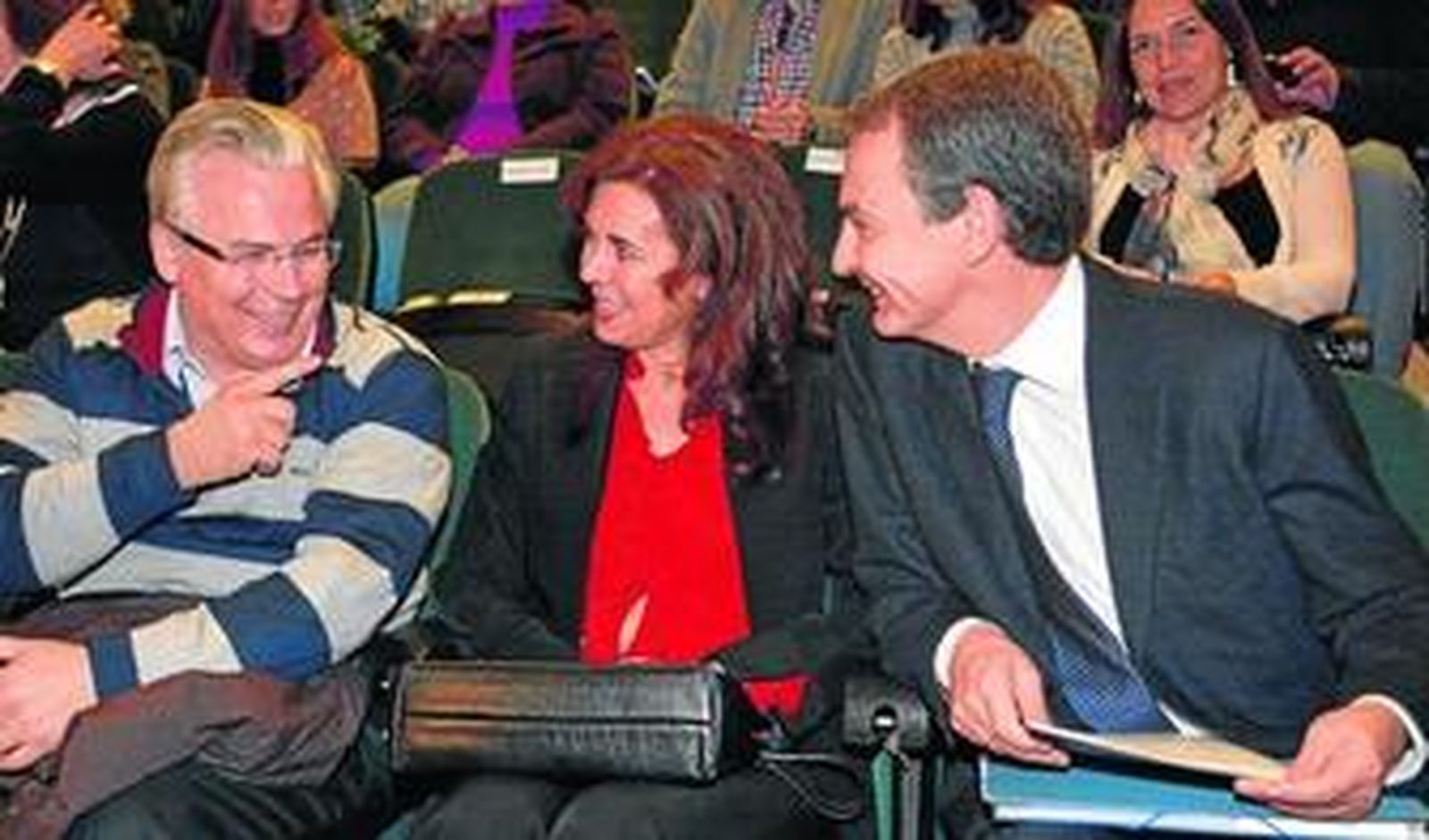 Baltasar Garzón charla animadamente con Rodríguez Zapatero. Entree ellos, la catedrática de Derecho María José Fariñas.