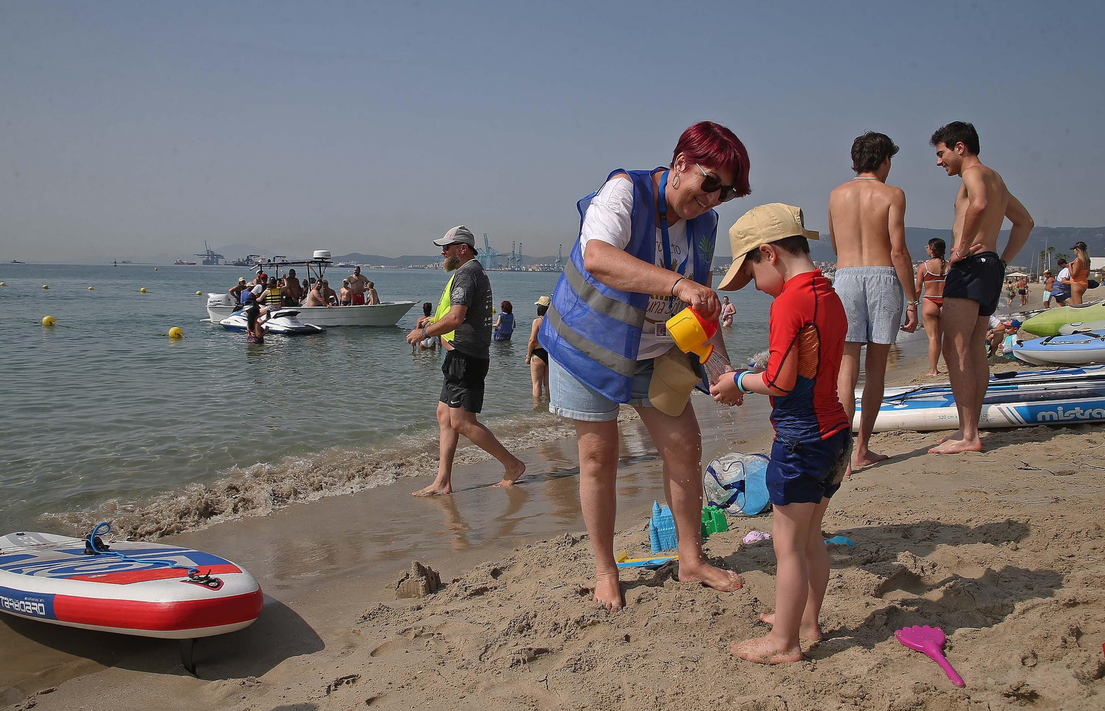 Fotos de la primera jornada de la XI Semana Mágica de la Asociación de amigos unidos Por una Sonrisa en la playa de Palmones