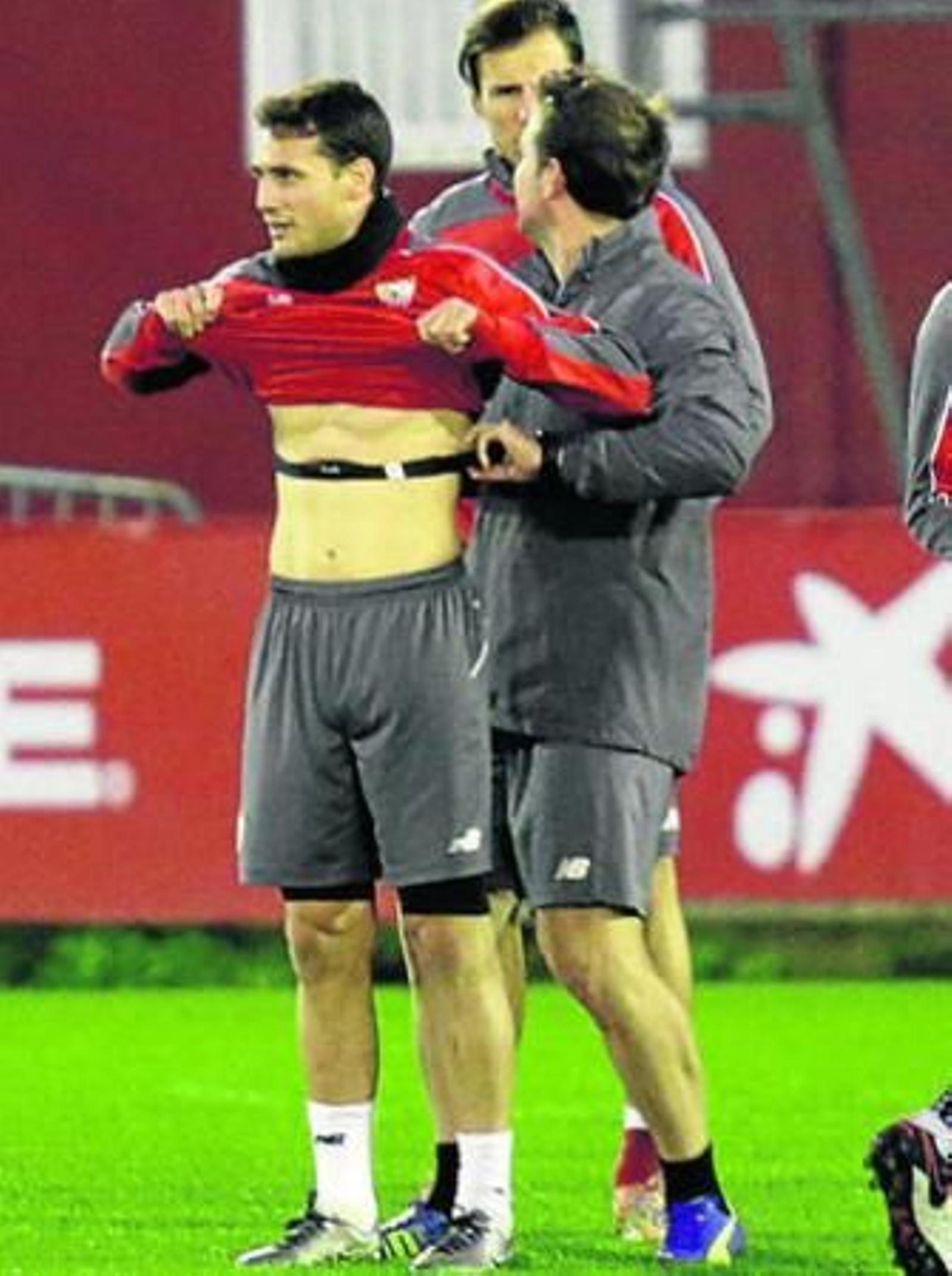 Cristóforo espera que el preparador físico Moisés de Hoyo le coloque correctamente el pulsómetro.