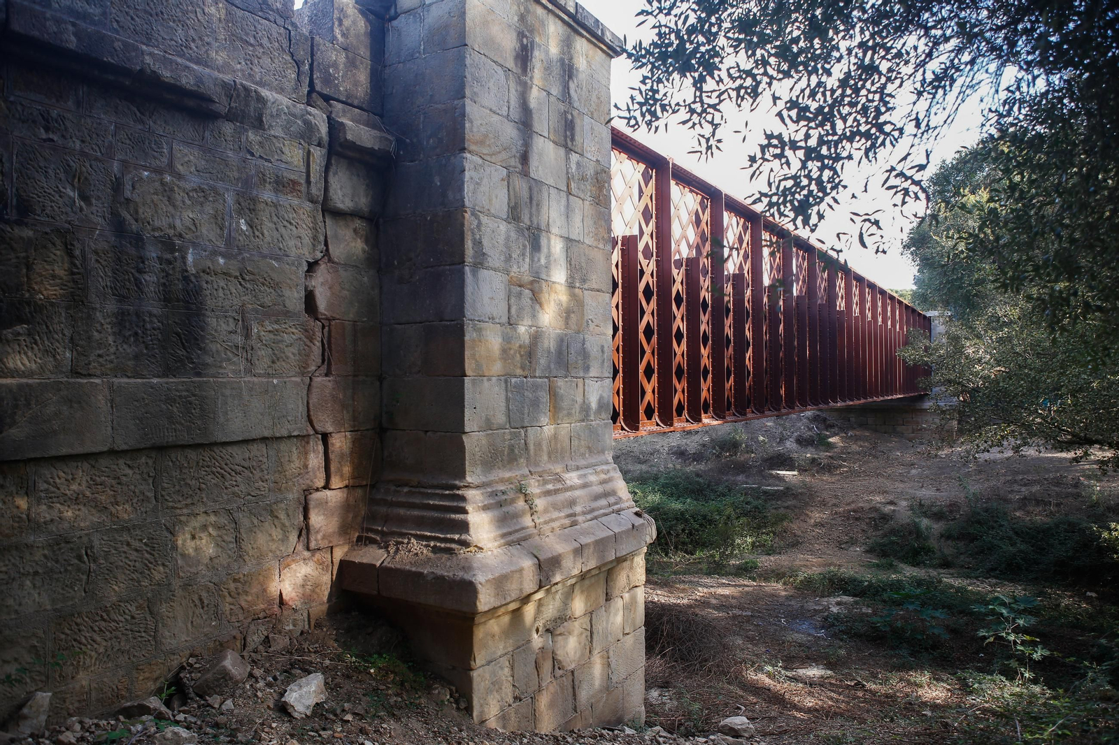 Fotos: El Puente de Hierro de Los Barrios recupera su esplendor tras una rehabilitación de 306.000 euros
