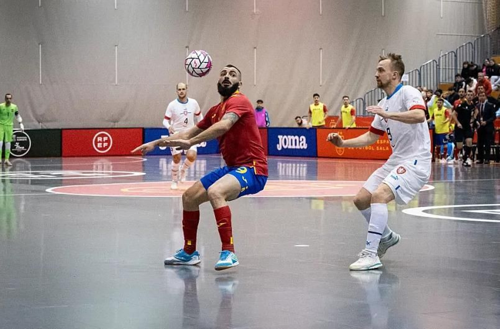El almeriense intenta controlar un balón ante la presión de un rival a sus espaldas durante un encuentro con el combinado nacional.