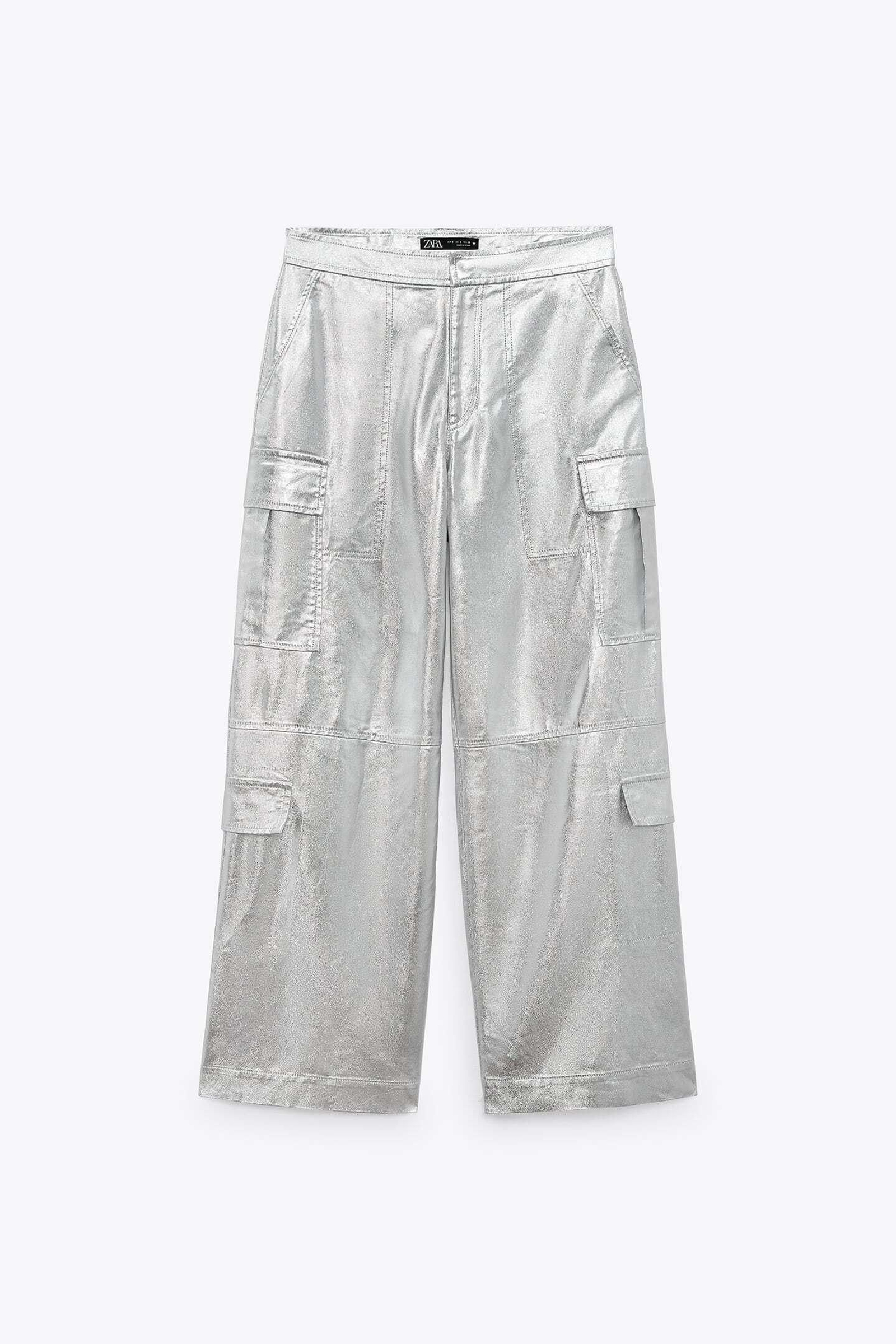 Pantalones cargo metalizados.