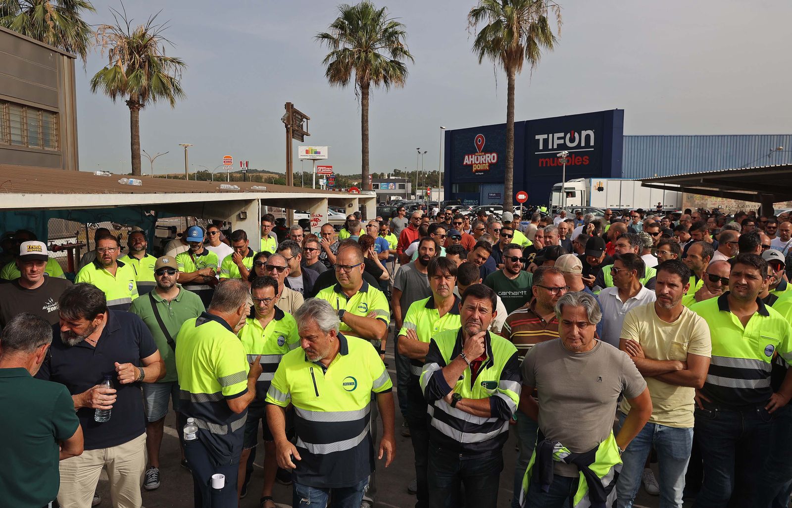 Imágenes de la asamblea de los huelguistas de Acerinox
