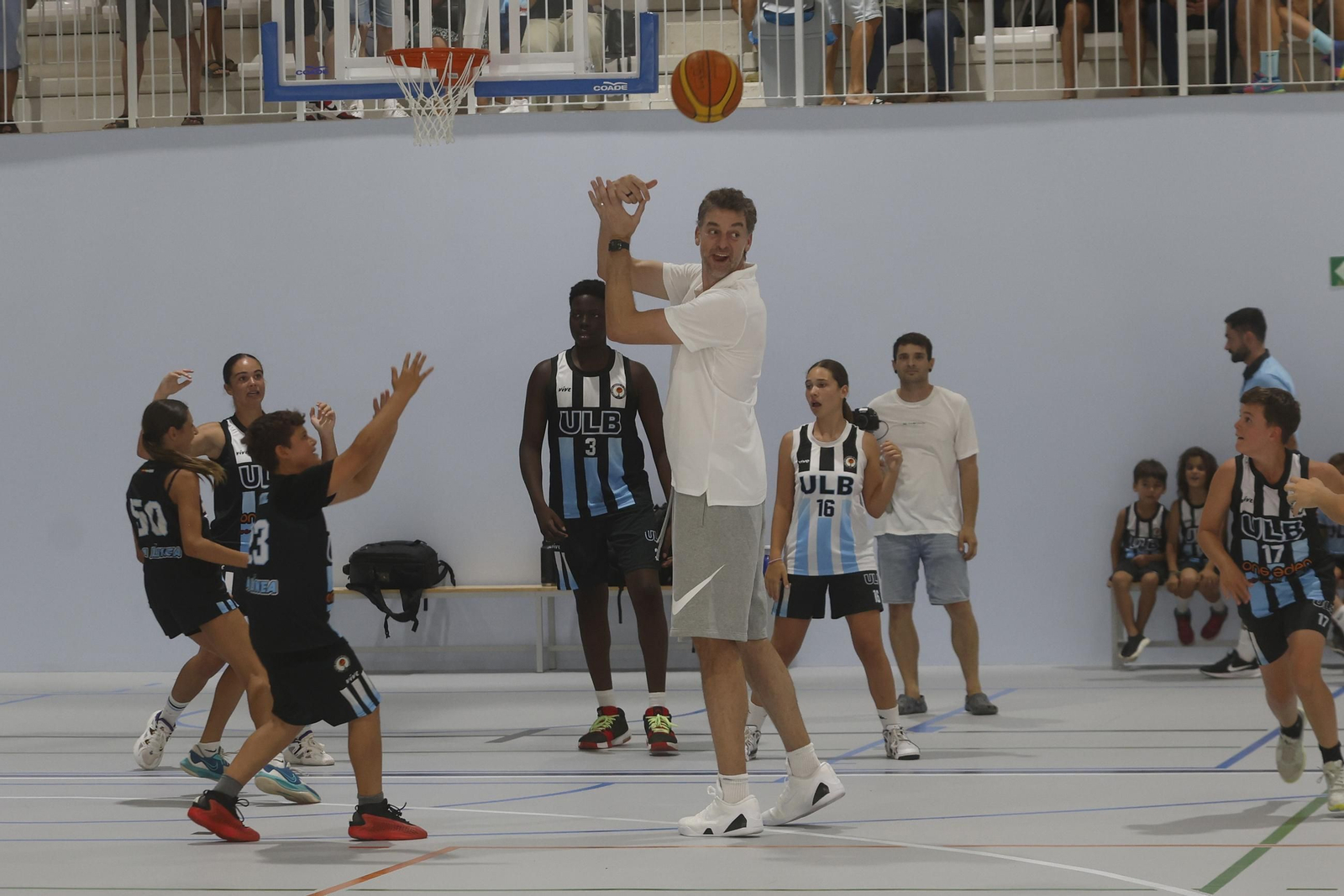 fotos de la inauguración con Pau Gasol del nuevo pabellón deportivo de Punto Ribot en La Línea