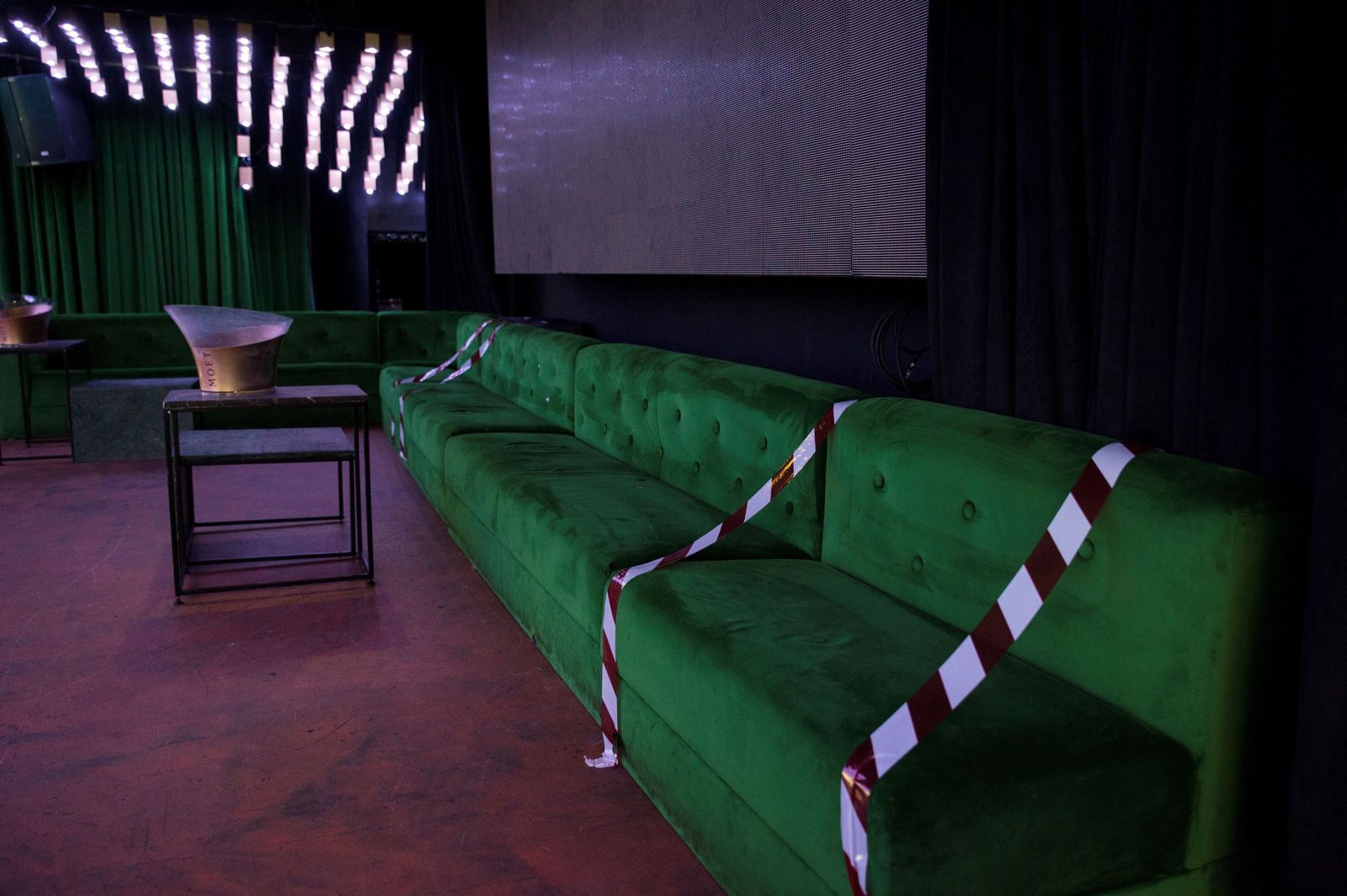 Asientos acotados en una sala de fiestas para su reapertura. EFE