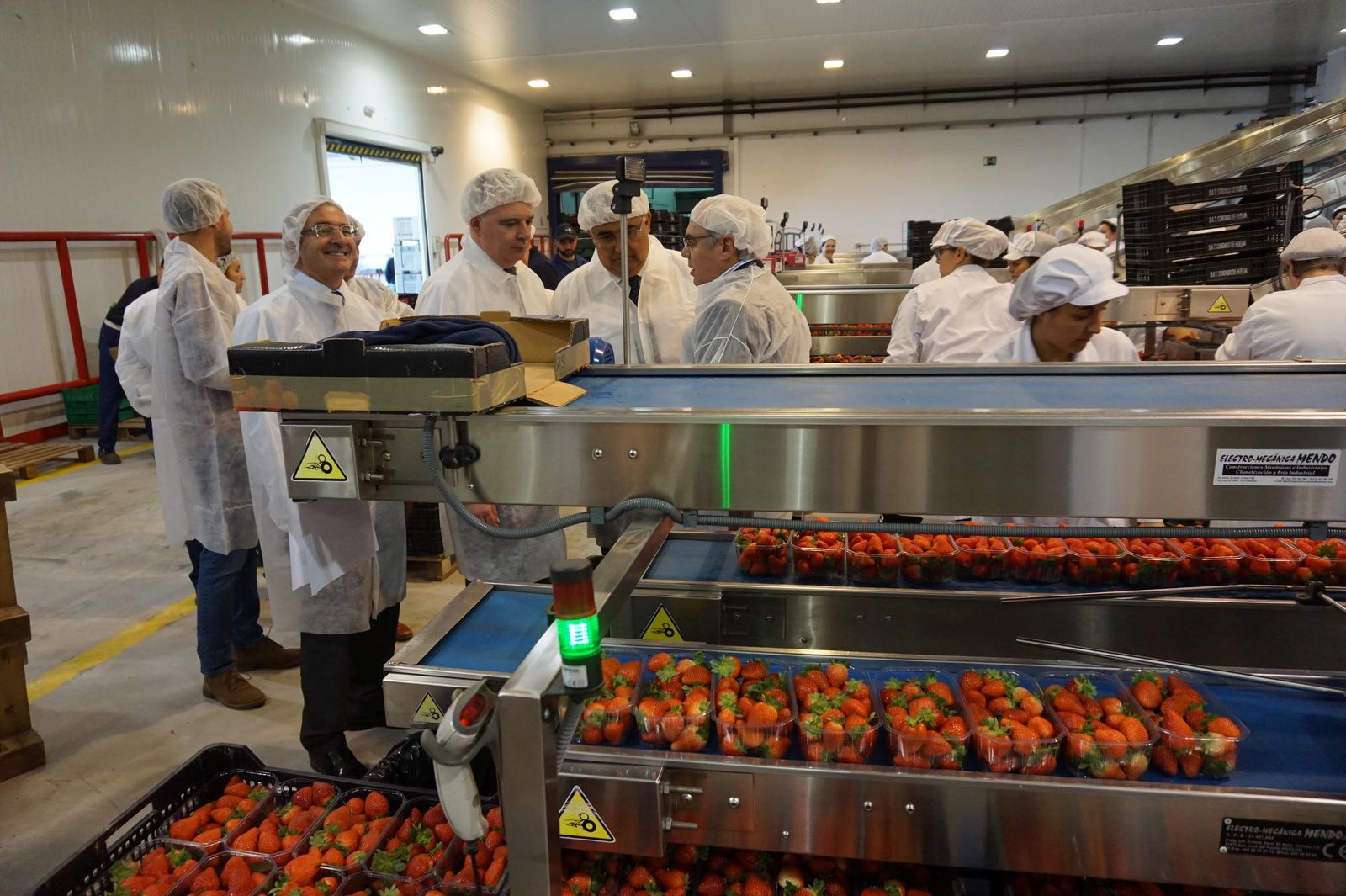 El consejero durante su visita a la Sociedad Agraria de Transformación Condado de Huelva.