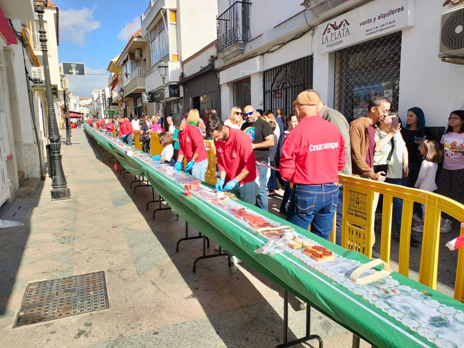 Fotos de la tosta ibérica de más de 150 metros preparada en Los Barrios