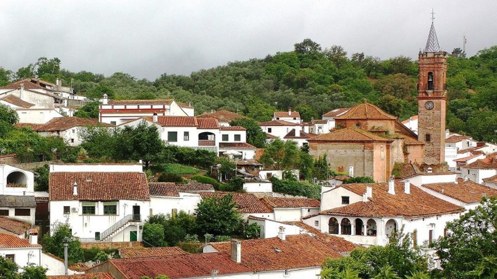 Fuenteheridos, un pueblo integrado en la vegetación de la montaña