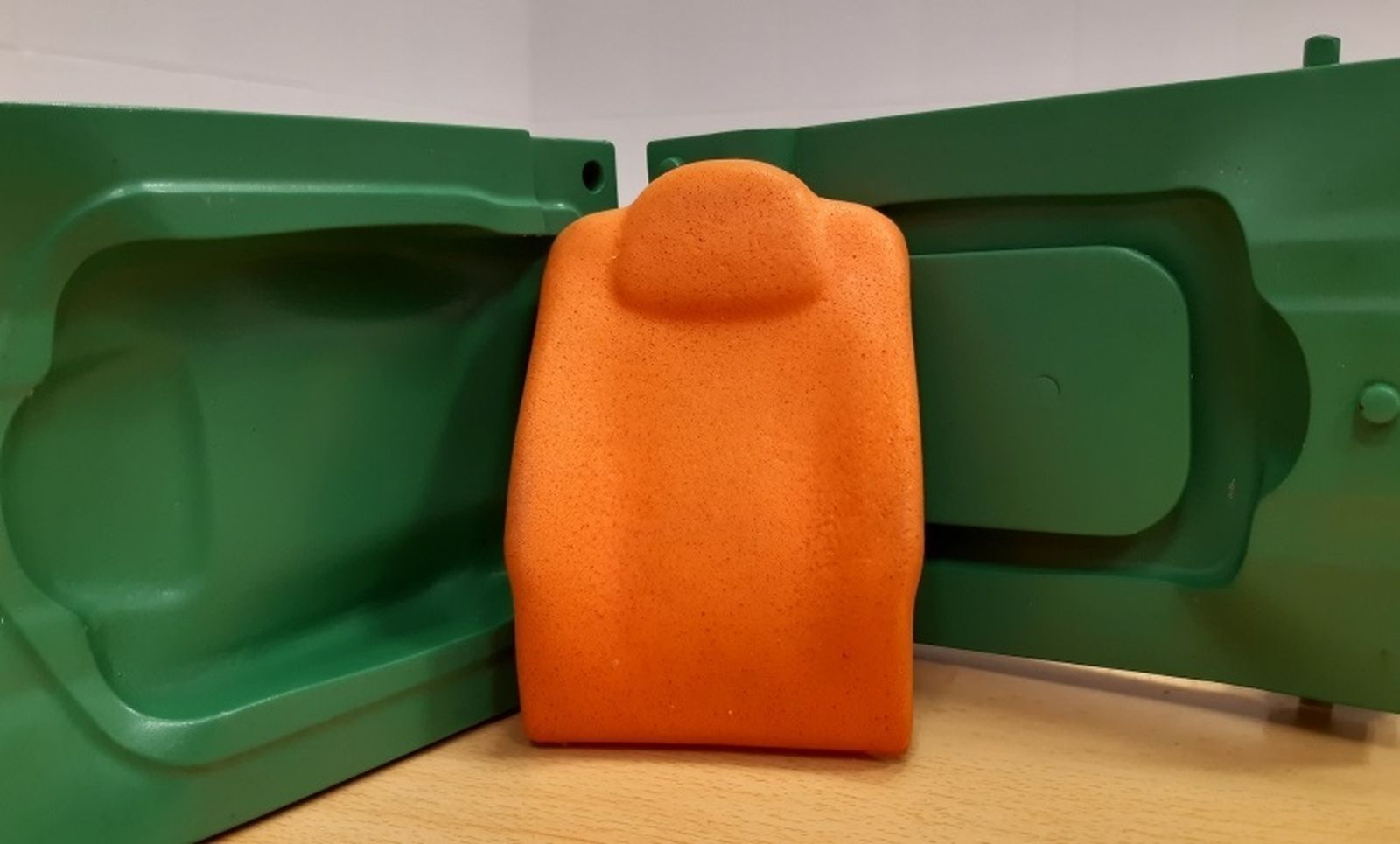 Prototipo de molde para fabricación de un respaldo de asiento de automóvil realizado por el grupo Prinia.