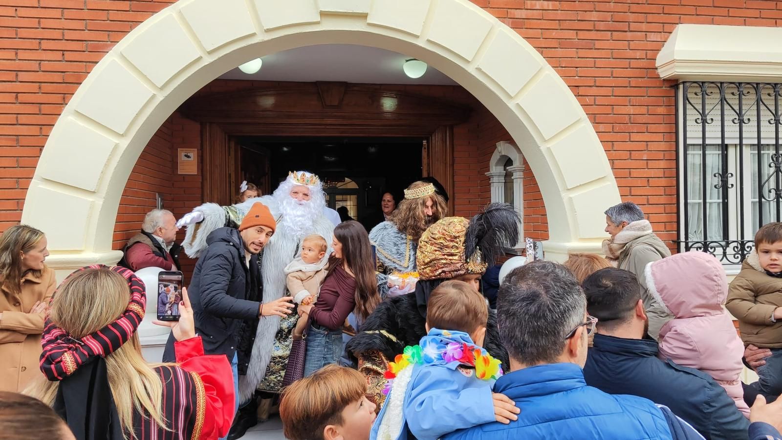 De la Residencia de Mayores a las calles: imágenes del paso de los Reyes Magos por Huércal-Overa