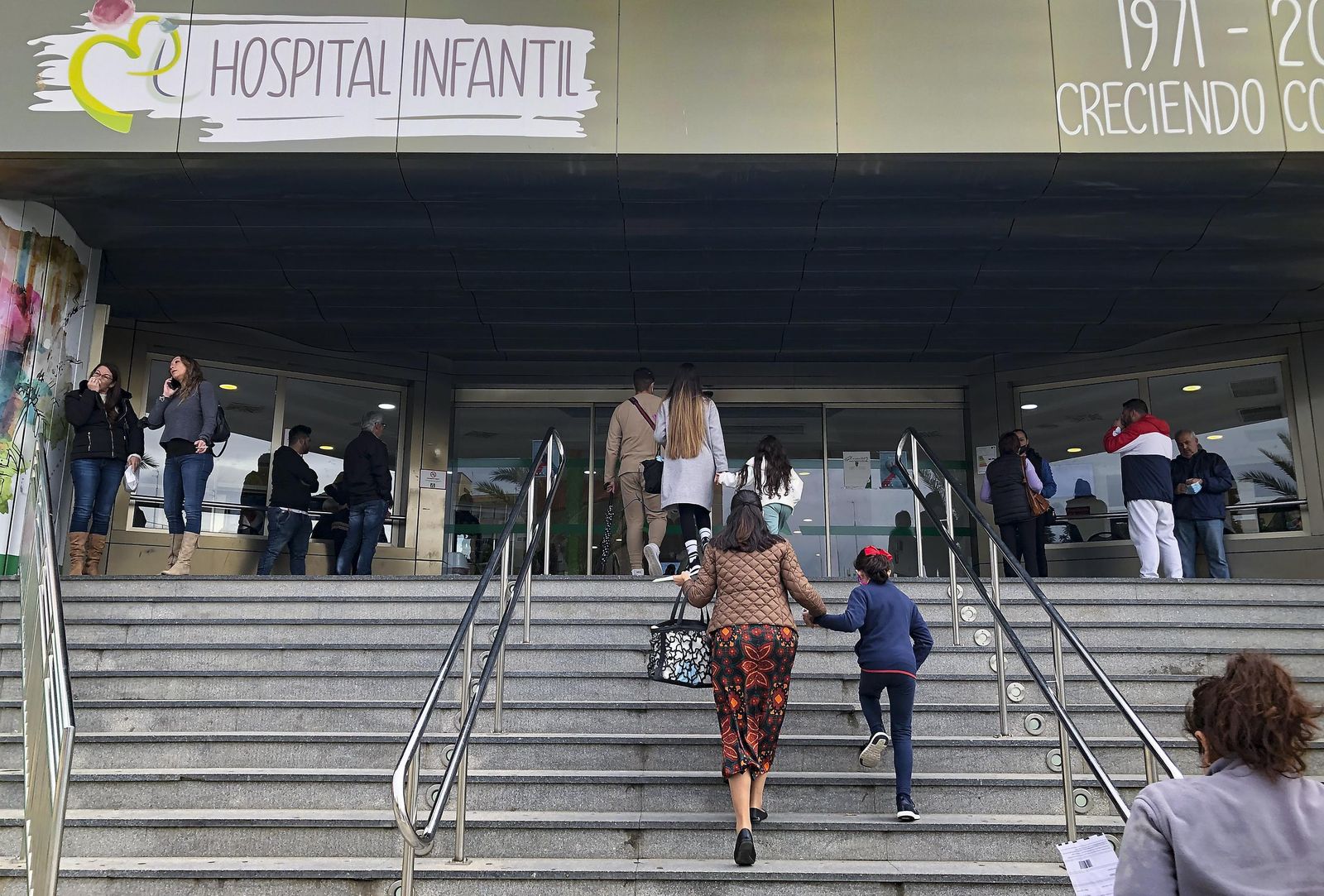 Varias personas acceden al Hospital Infantil del Virgen del Rocío.