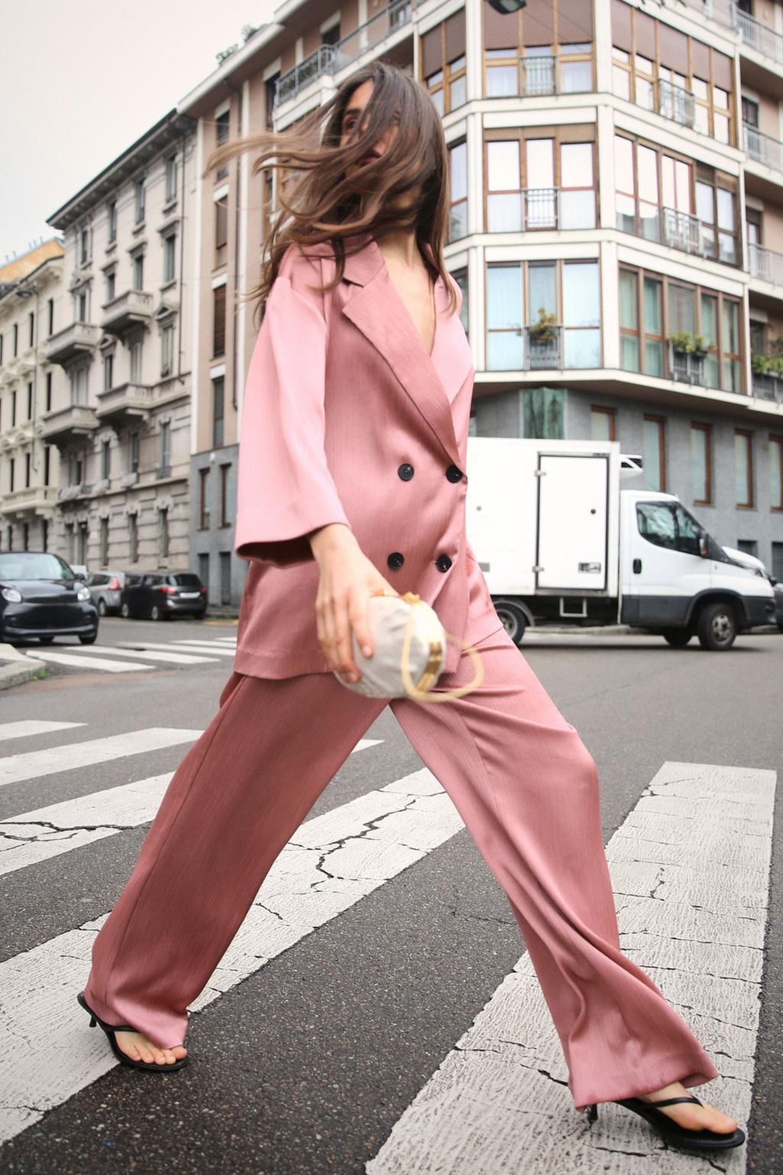 Conjunto dos piezas en rosa empolvado de Zara.