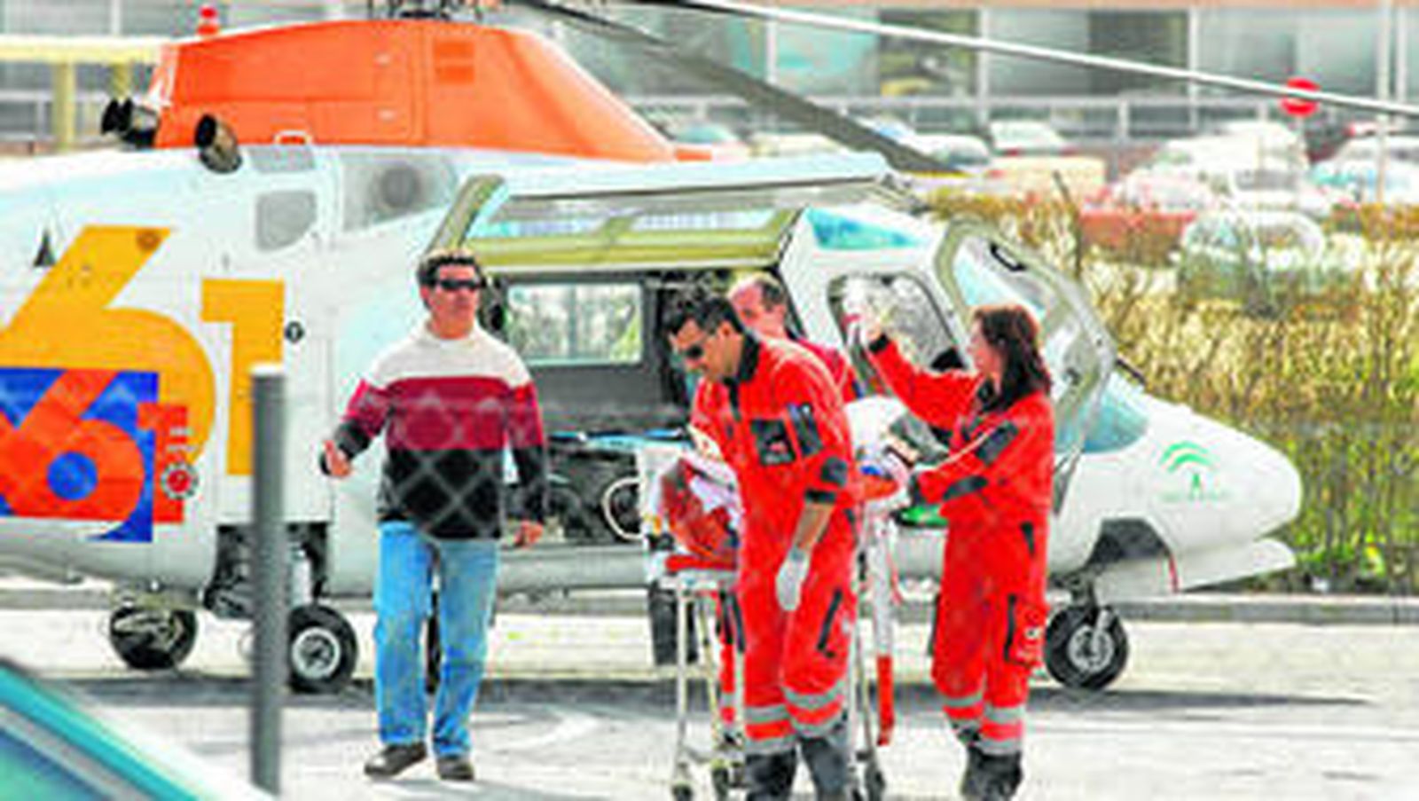 Uno de los helicopteros del 061 se prepara para un servicio.