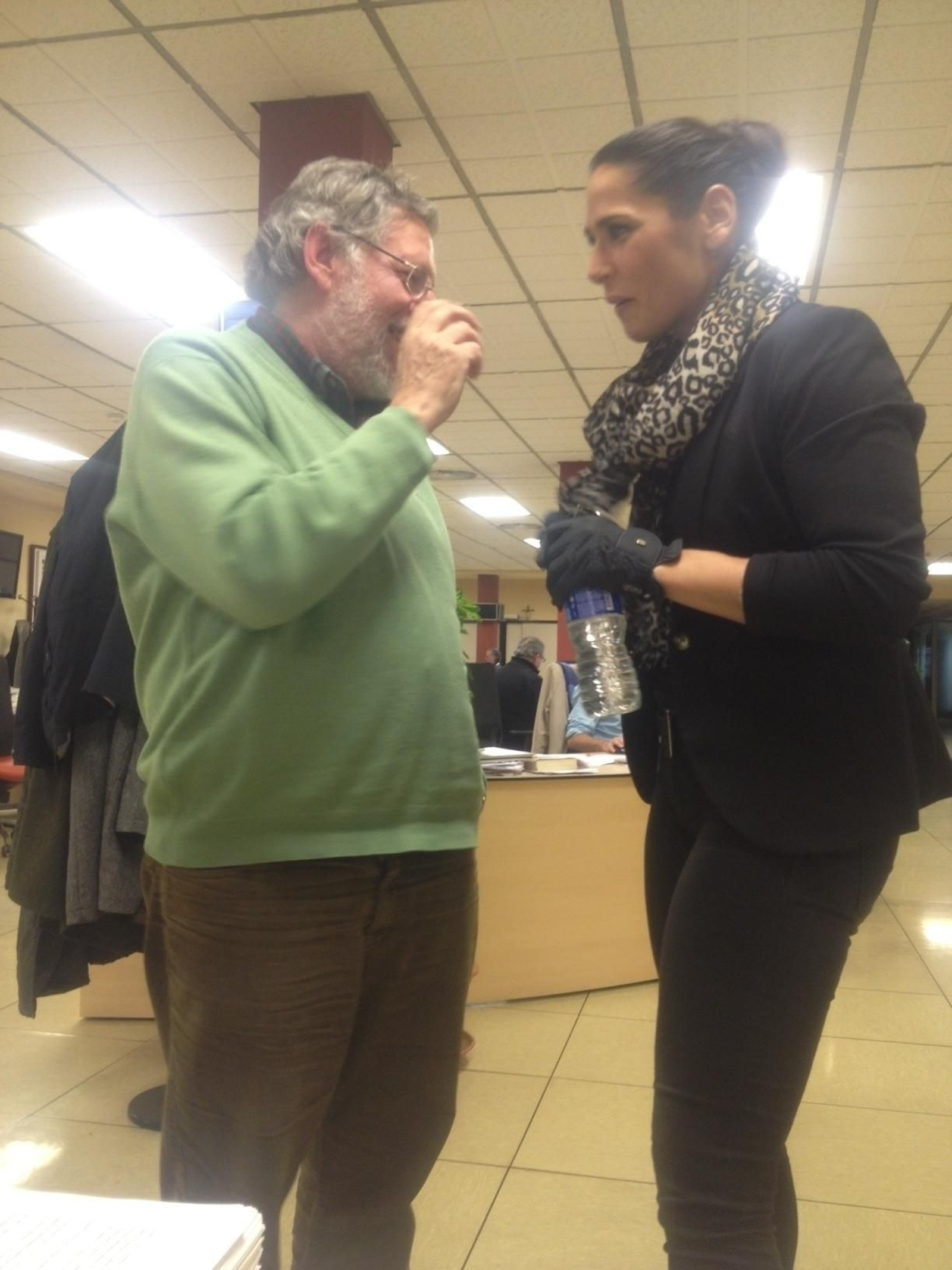 El autor de esta historia charla con Rosa.