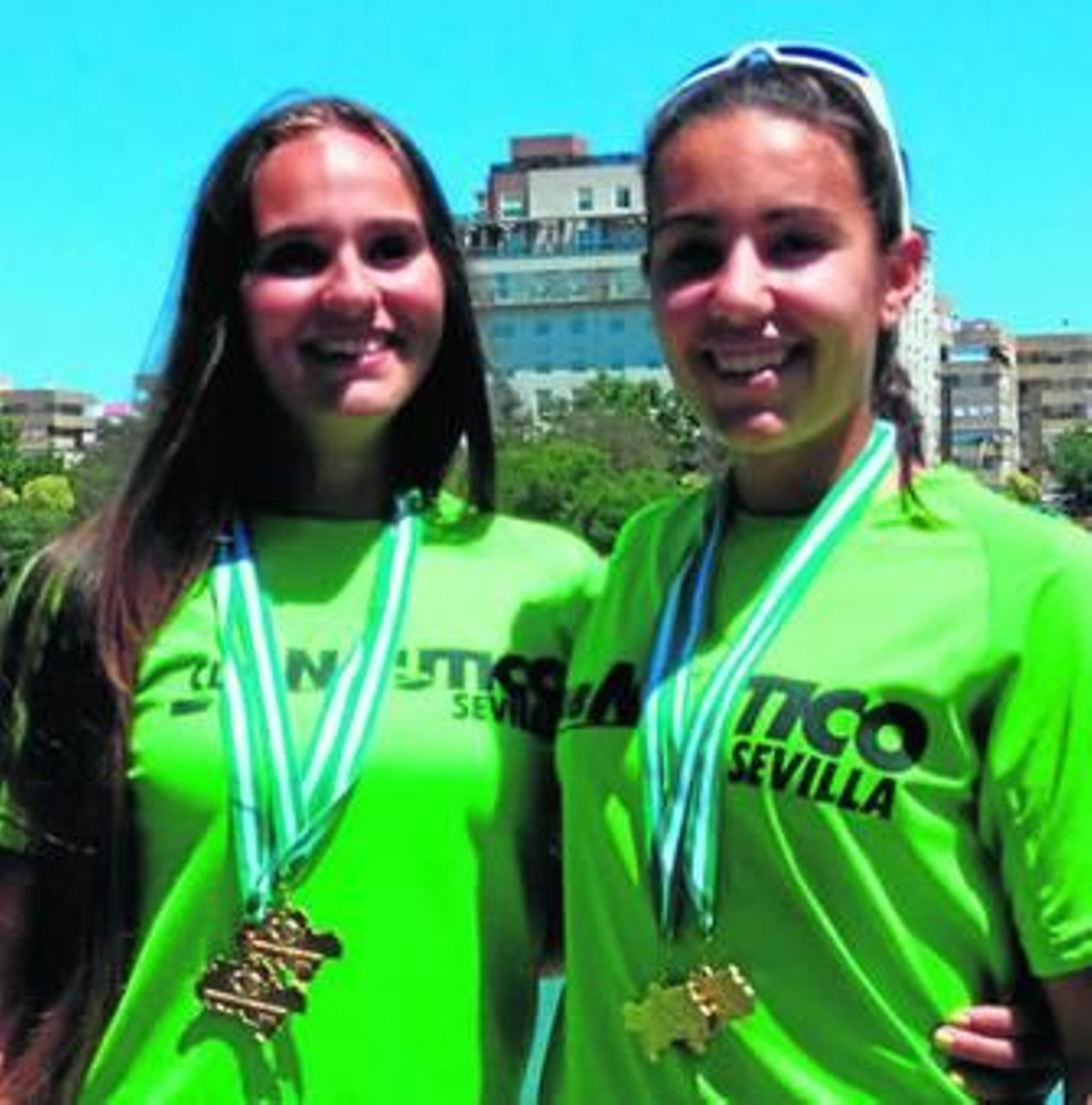 Valeria Palma, junto a Rocío Lao, con sus medallas de oro.
