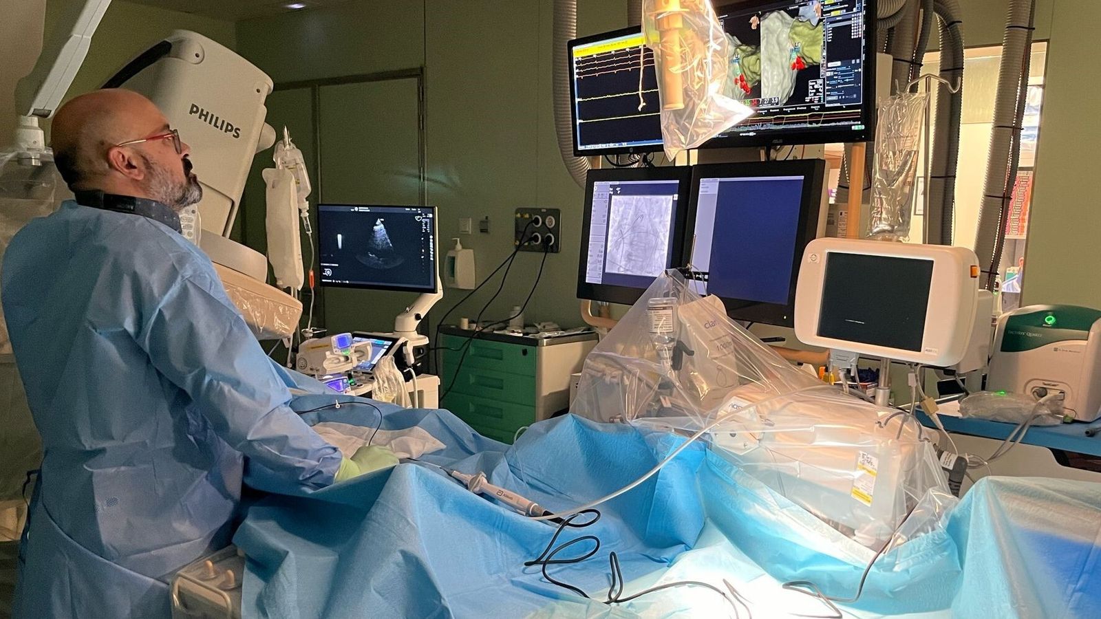 El doctor Juan Manuel Fernández con el navegador intracardiaco.