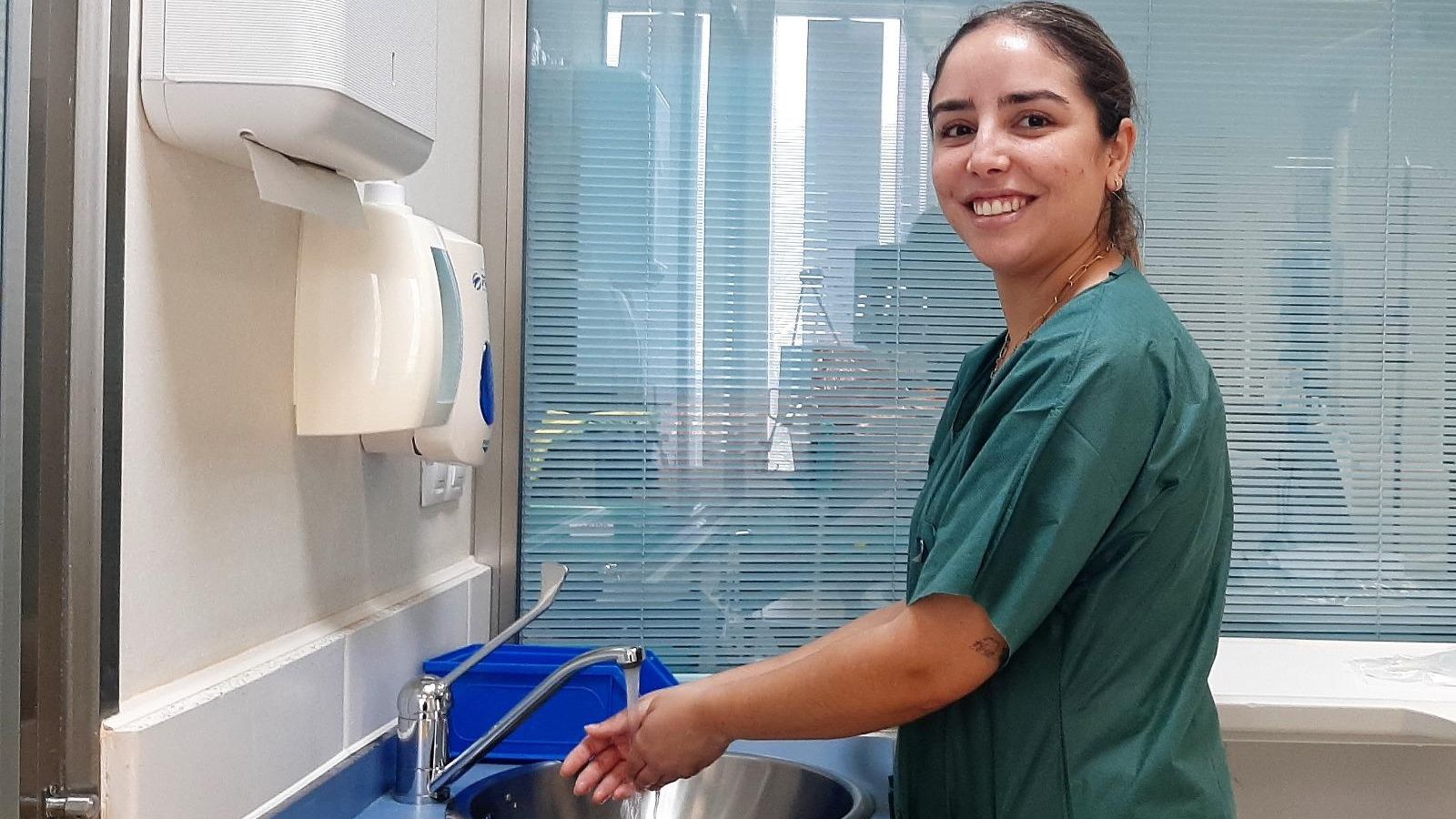 Lucía Batanero, estudiante de 4º de Enfermería, en sus prácticas del hospital Infanta Elena. Lucía Batanero, estudiante de 4º de Enfermería, en sus prácticas del hospital Infanta Elena.