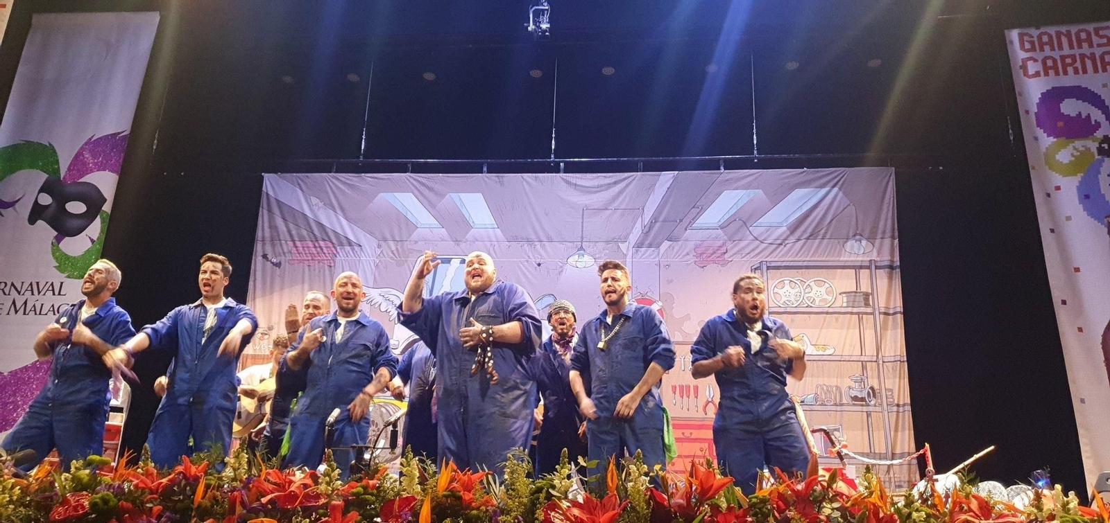 La murga "Este año vengo con el mono" en la fase de semifinales del Carnaval