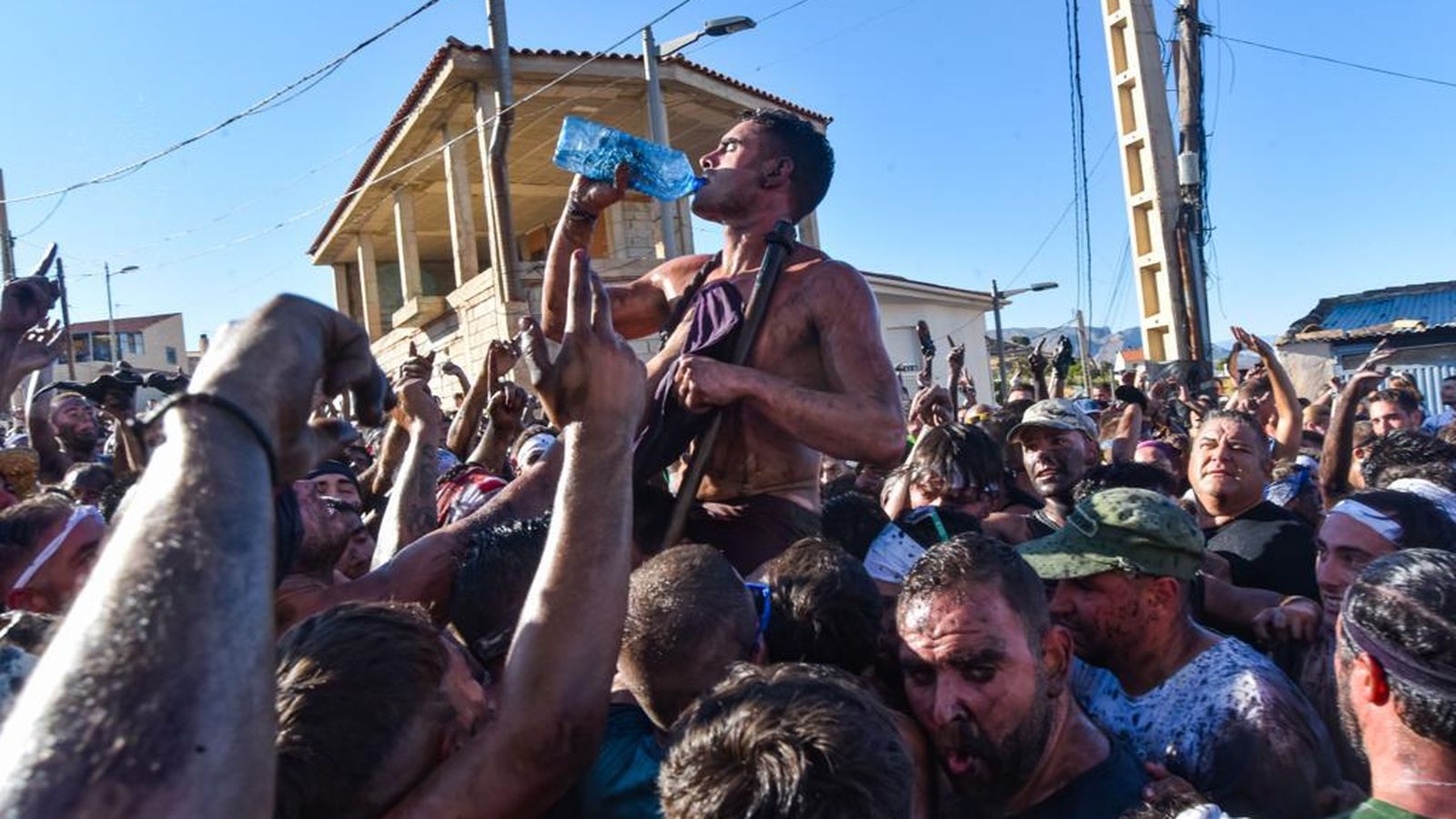 El Cascamorras se hidrata