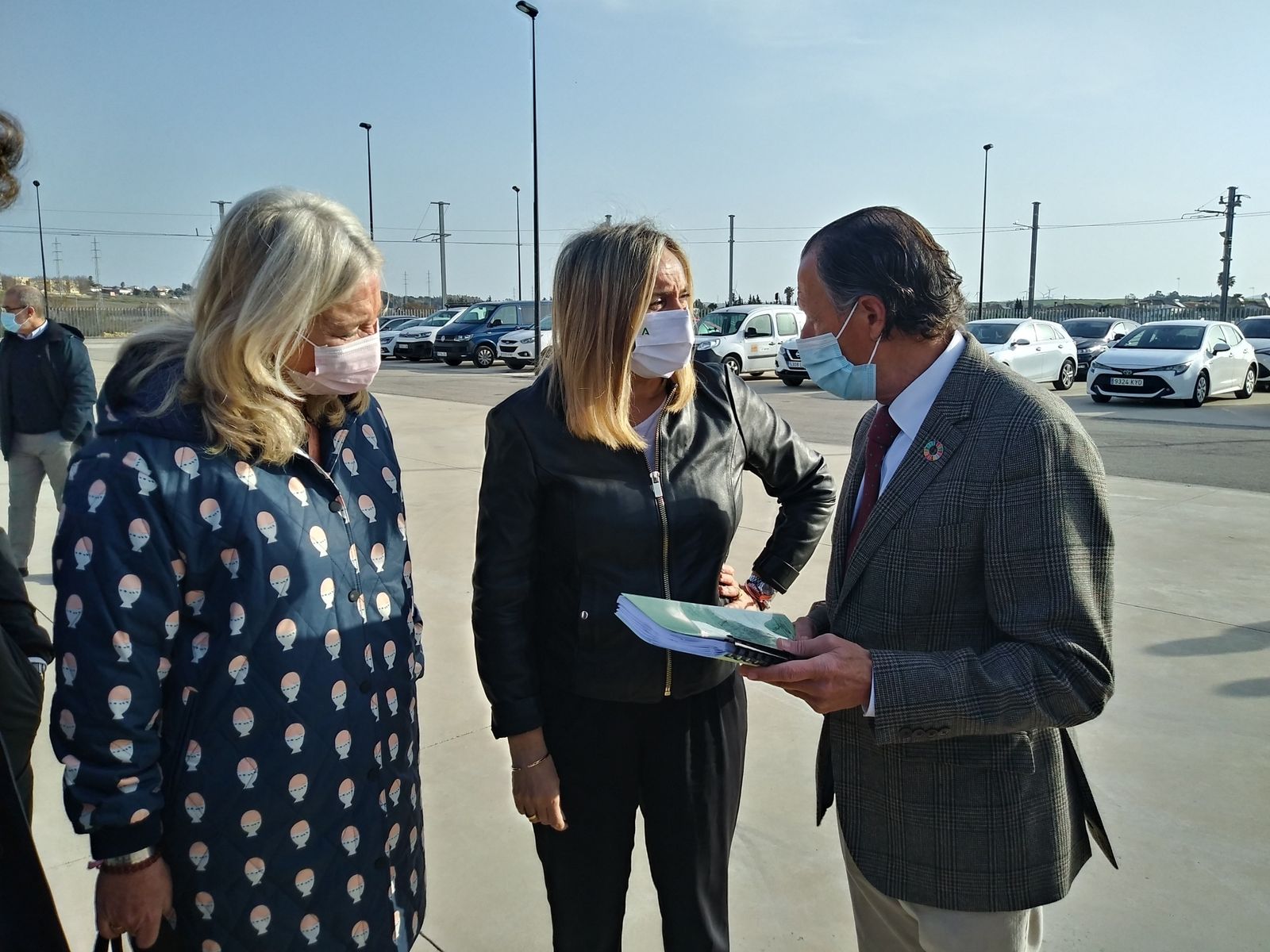 Momento de la entrega del proyecto a la consejera de Fomento por parte del alcalde.