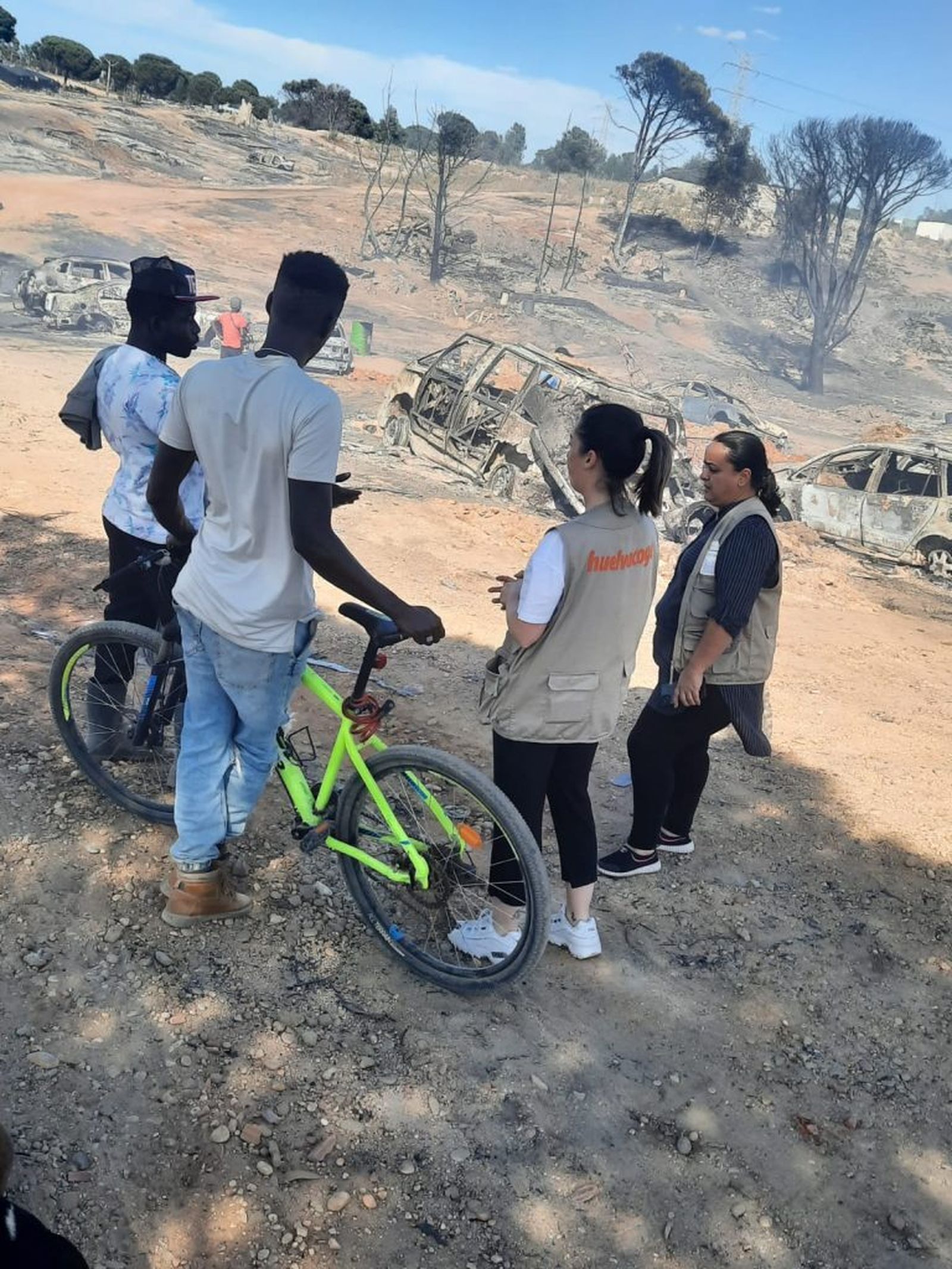 Voluntarios de la asociación tras el incendio de los asentamientos en Palos de la Frontera