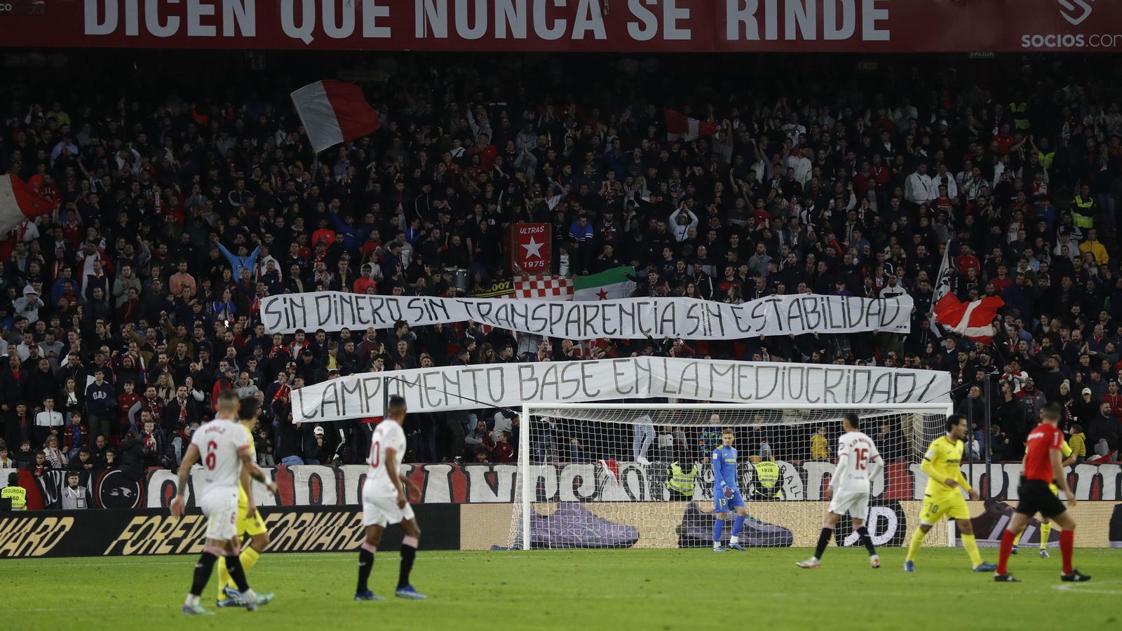 Pancartas de protestas mostradas en Gol Norte durante el Sevilla-Villarreal.