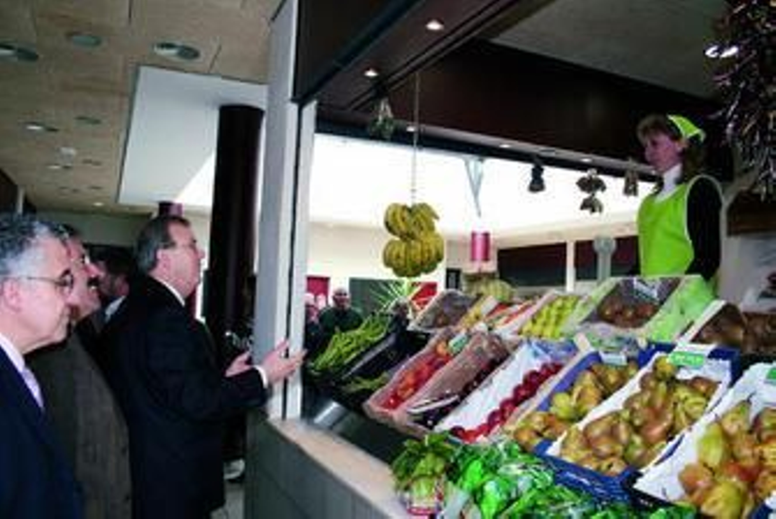 Juan Enciso dialoga con una frutera durante su visita al mercado.
