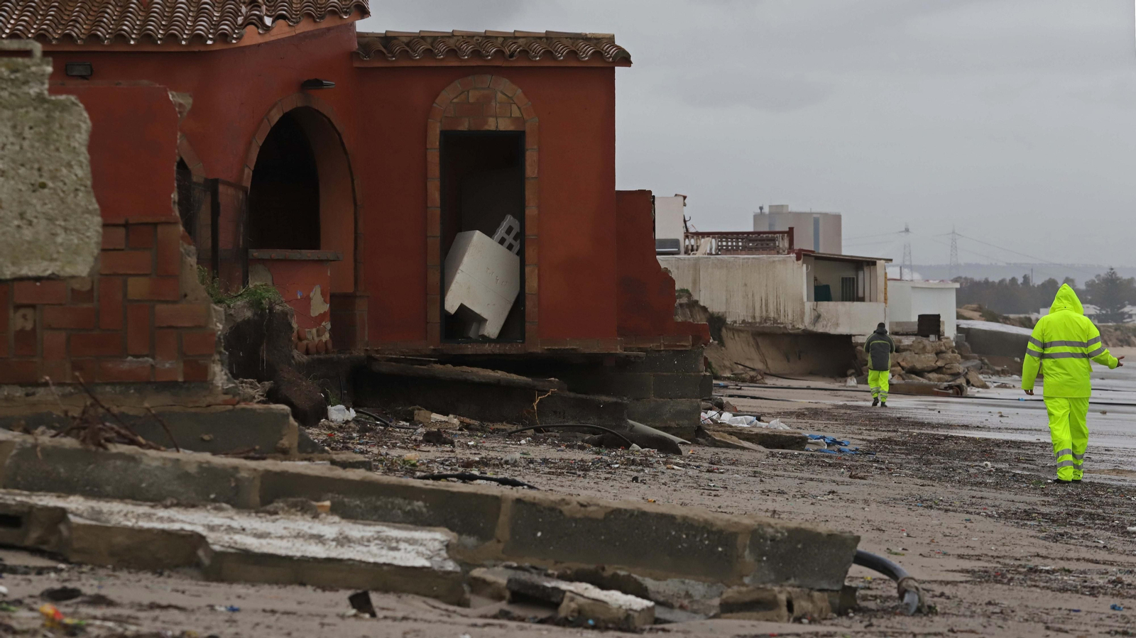 Fotos de la playa de El Rinconcillo tras el temporal Fotos de la playa de El Rinconcillo tras el temporal
