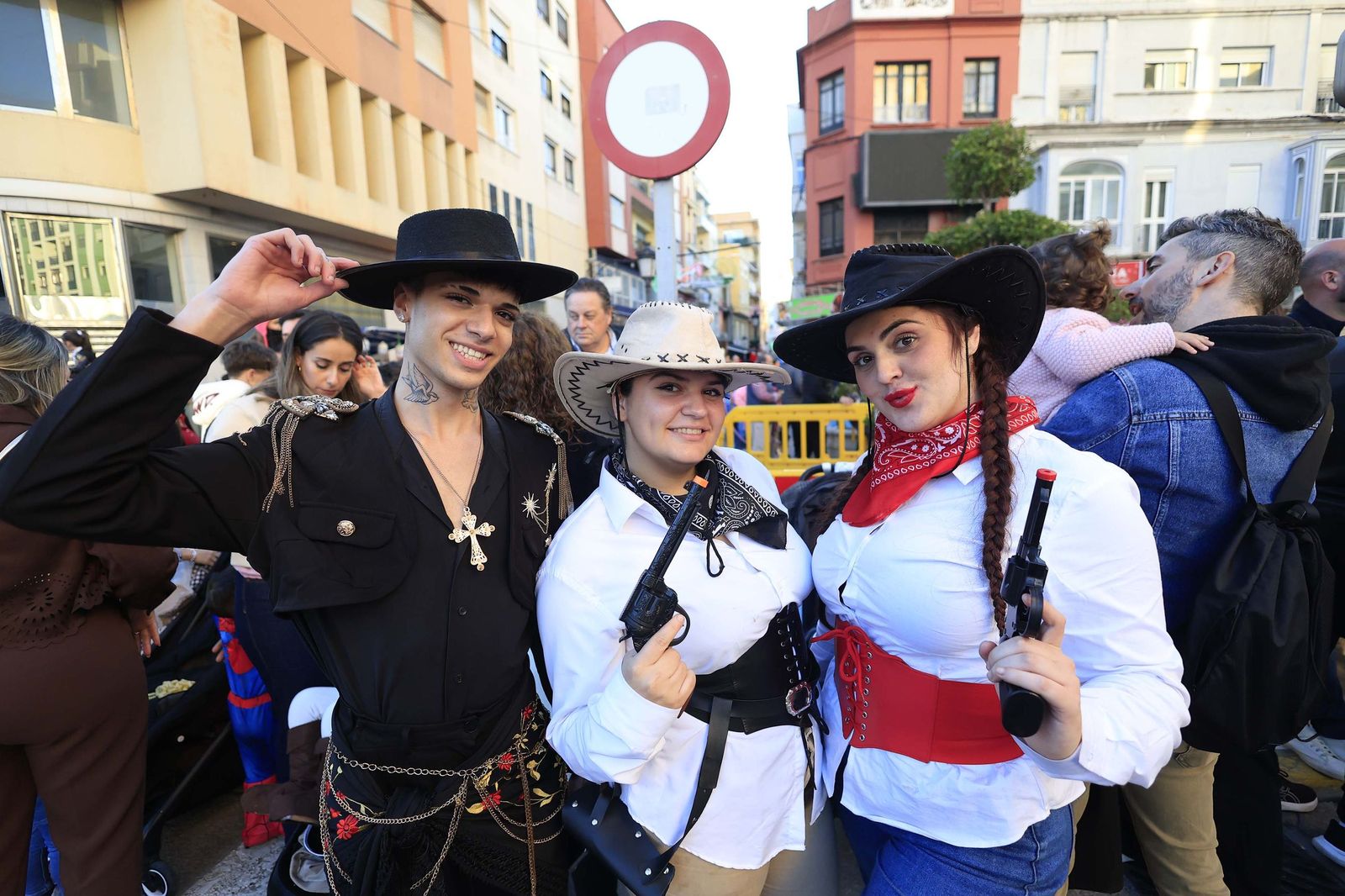 Búscate en las fotos de la cabalgata del Carnaval de La Línea 2026