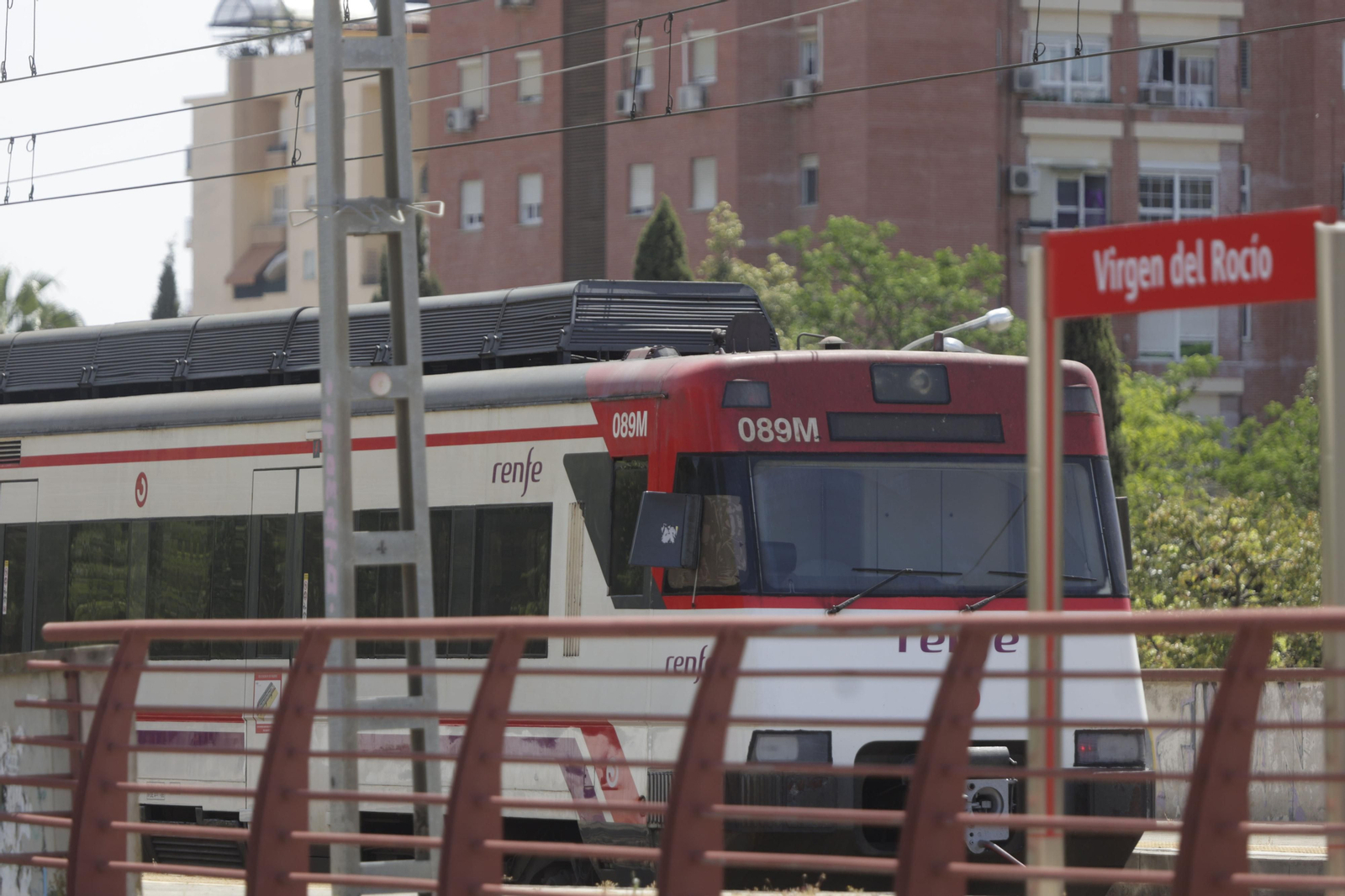 Un tren de Cercanías de la línea C1 en la parada del Hospital Virgen del Rocío